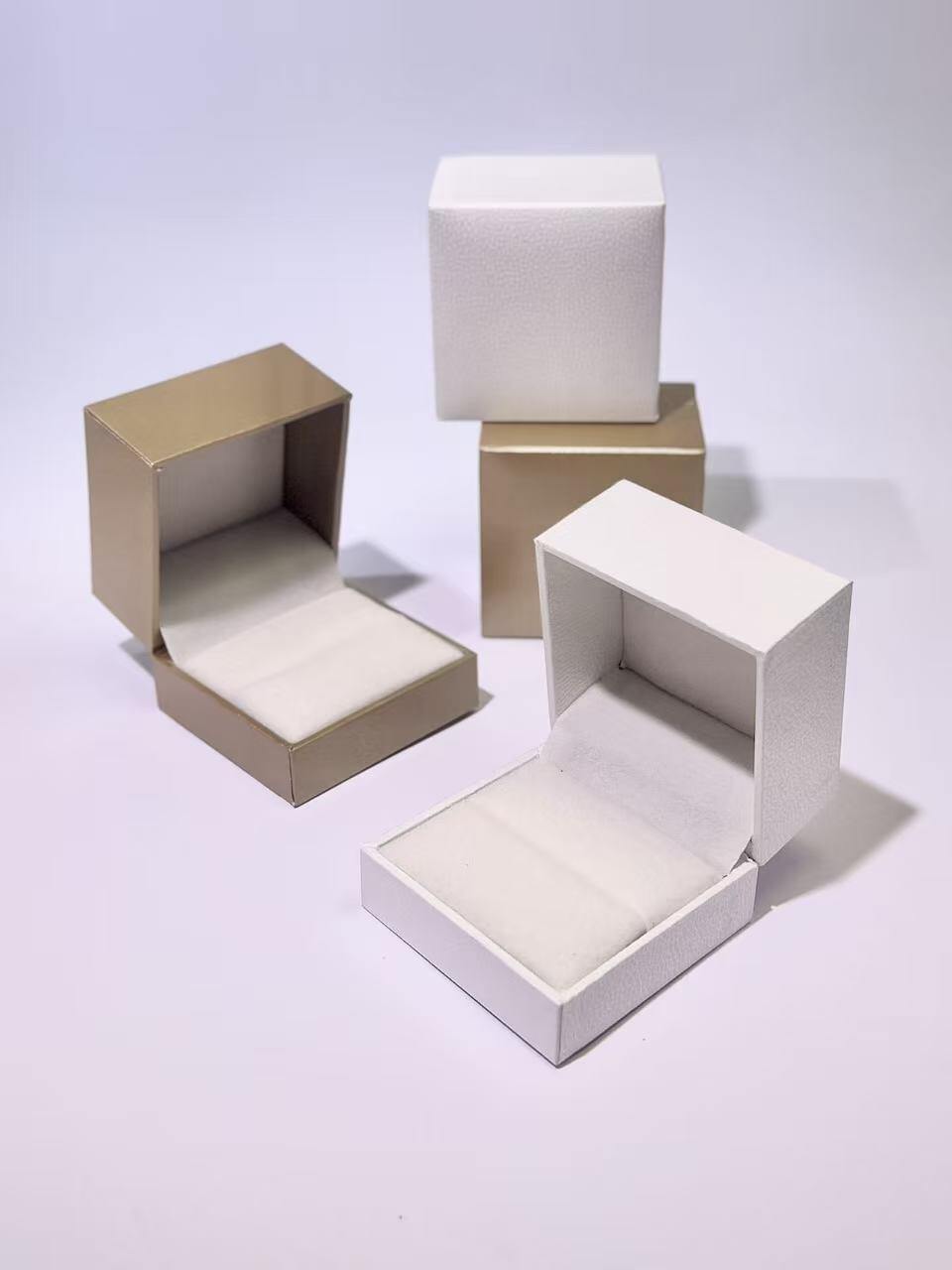 Grossiste COSMOS - Boîte Bague Cadeau 6x6 Dorée ou Blanche Élégante Luxe
