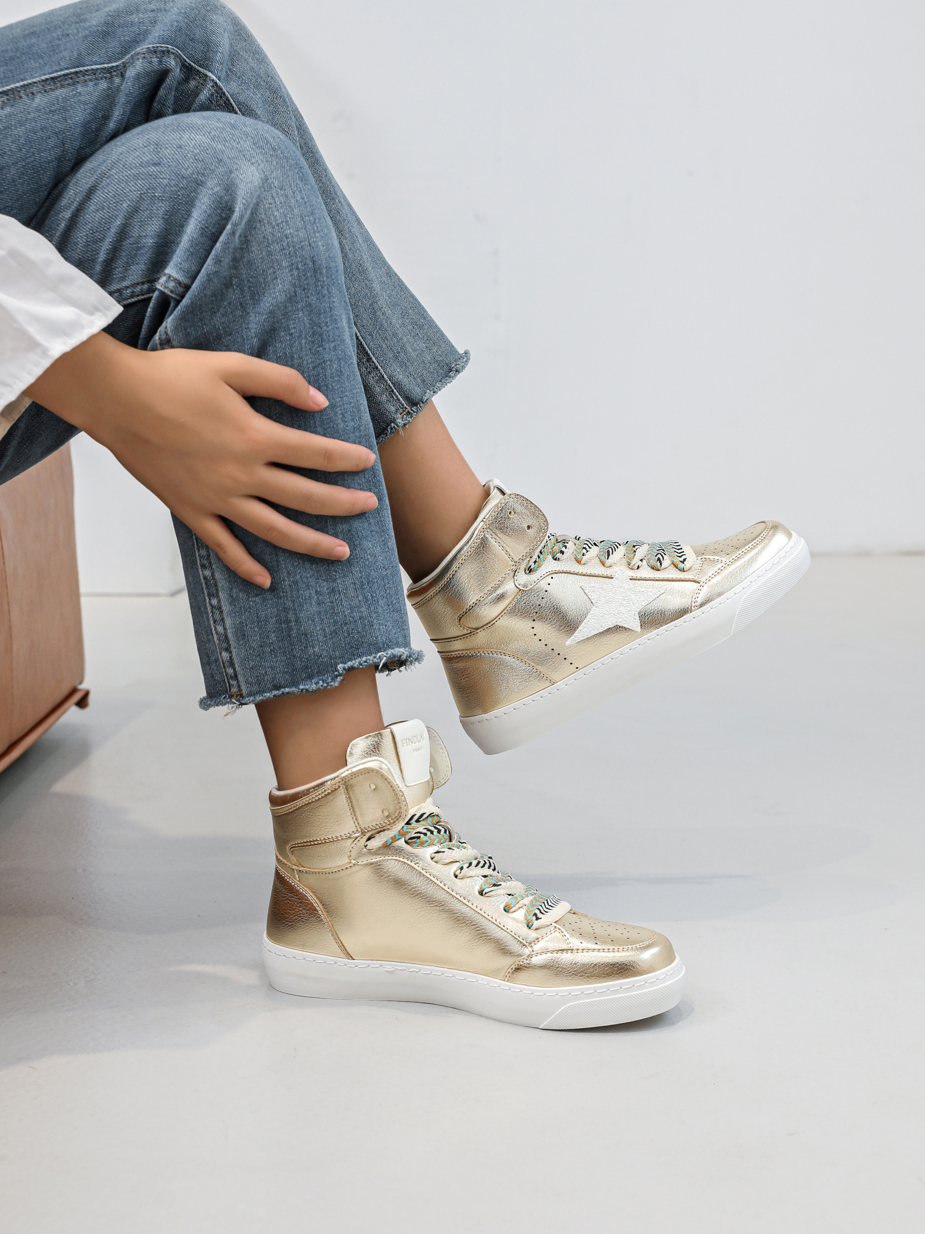 Mayorista COVANA Outlet - Zapatillas altas con cordones grandes.