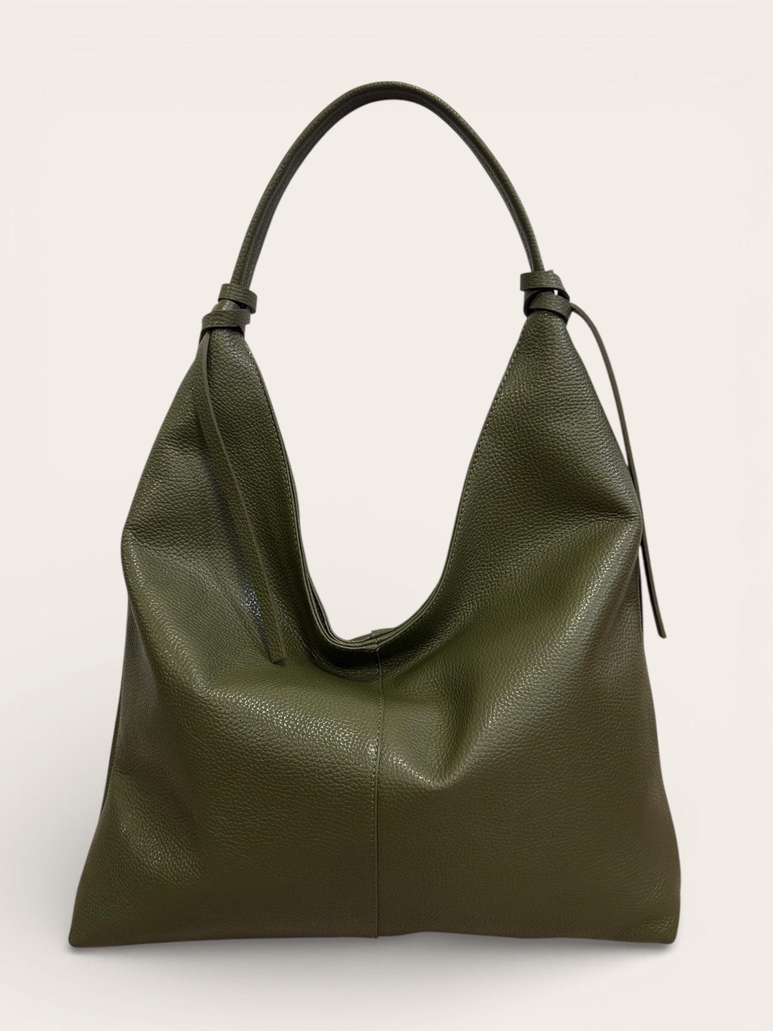 Mayorista CUOIO & CHIC - Bolso Hobo de Cuero Martillado