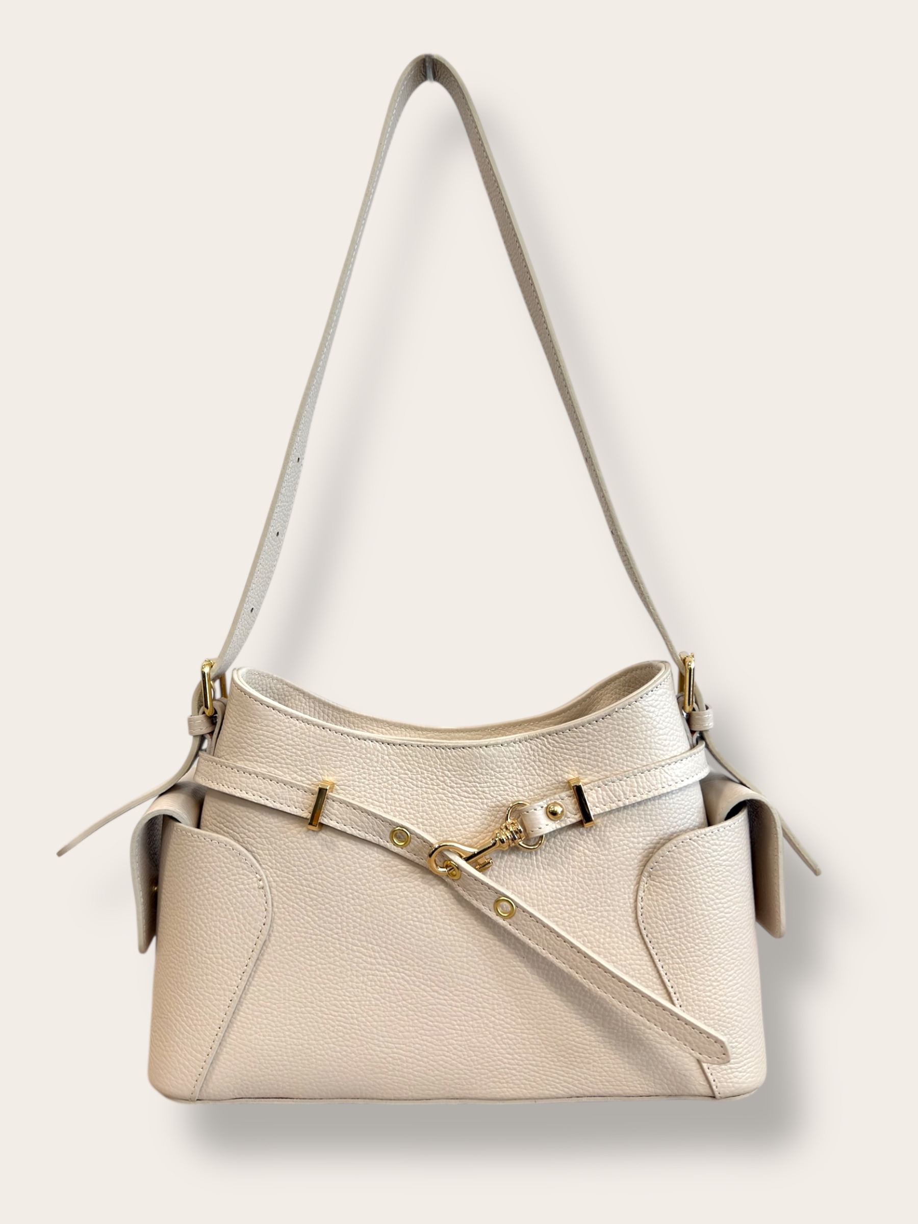 Grossiste CUOIO & CHIC - Sac à bandoulière avec poches latérales en cuir grainé