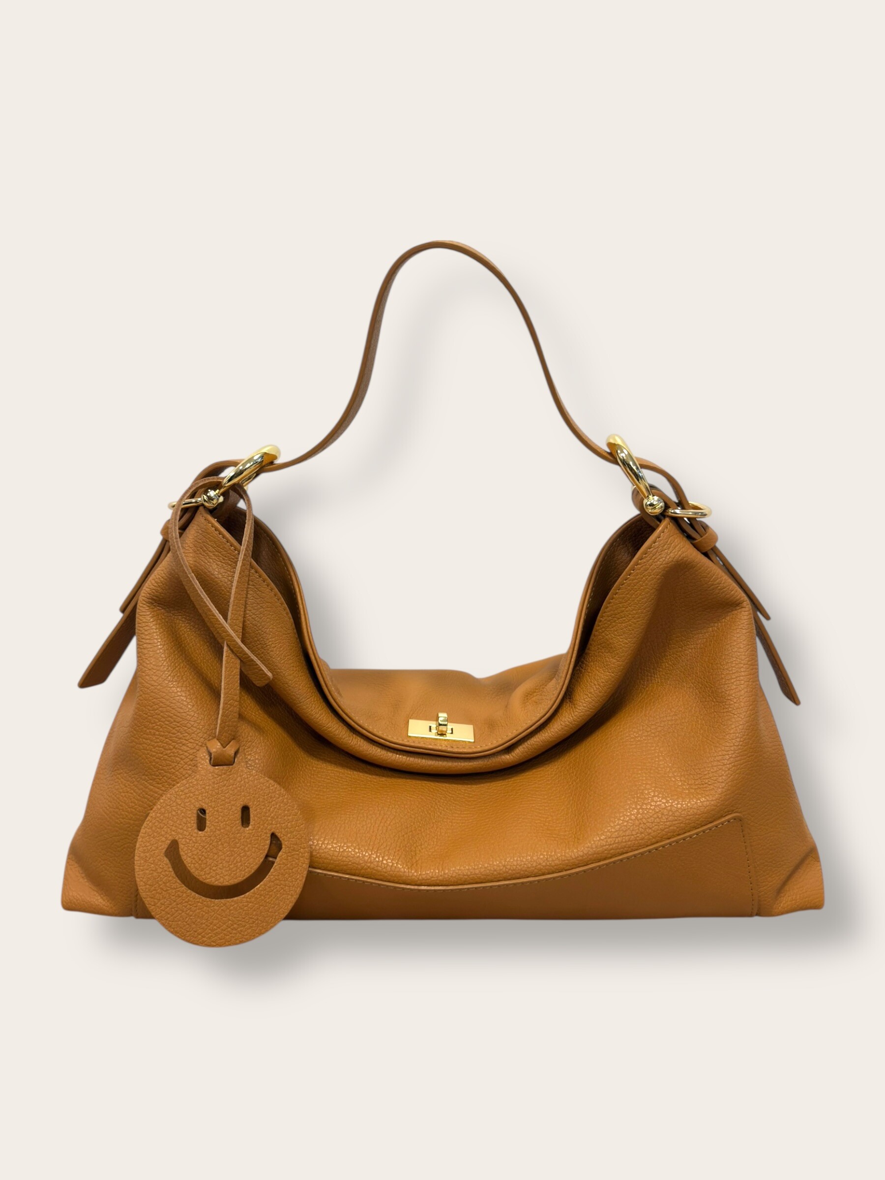 Grossiste CUOIO & CHIC - Maxi sac à bandoulière avec pendentif sourire en cuir grainé