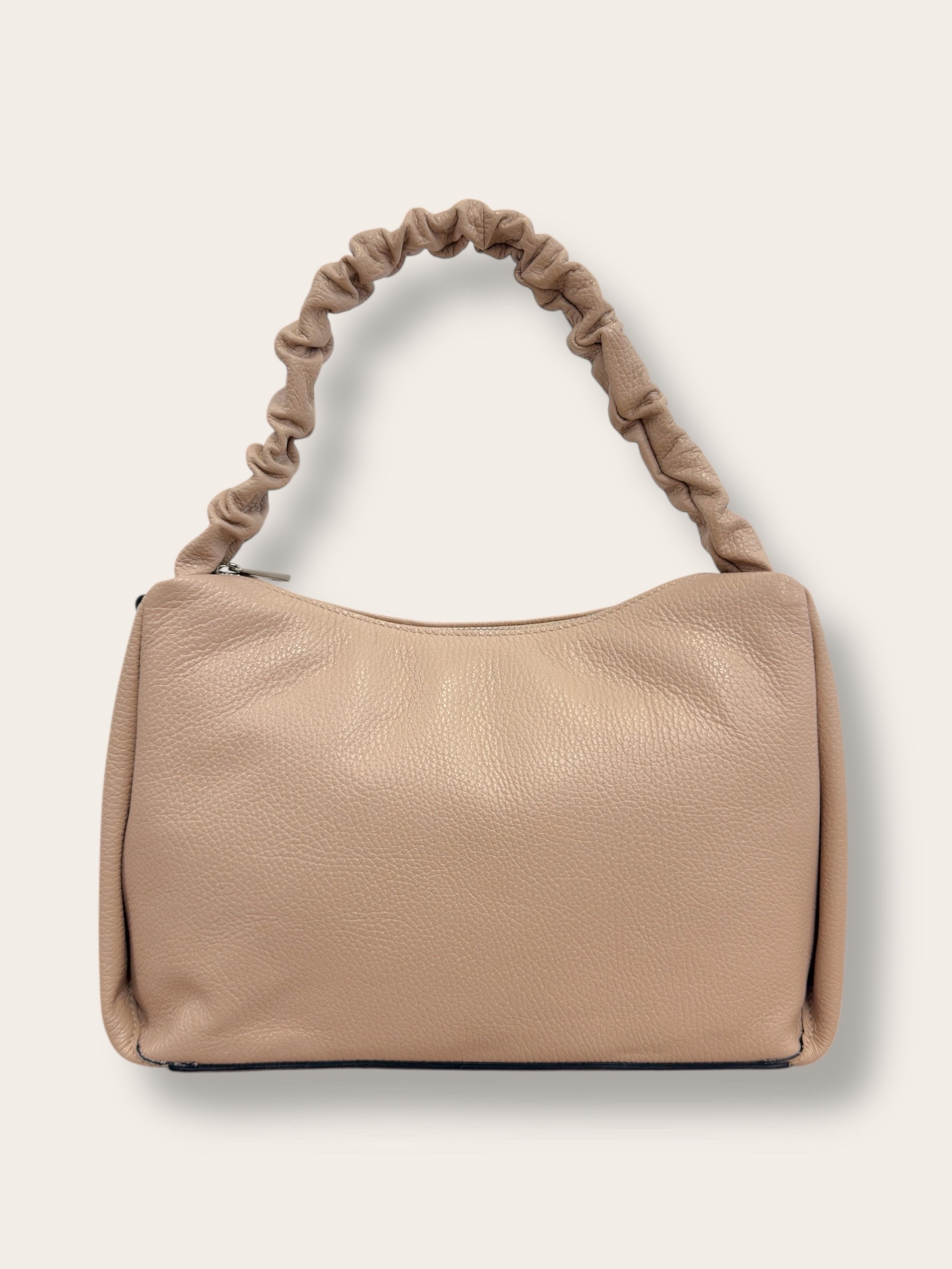 Grossista CUOIO & CHIC - Borsa a spalla in pelle martellata con manico arricciato