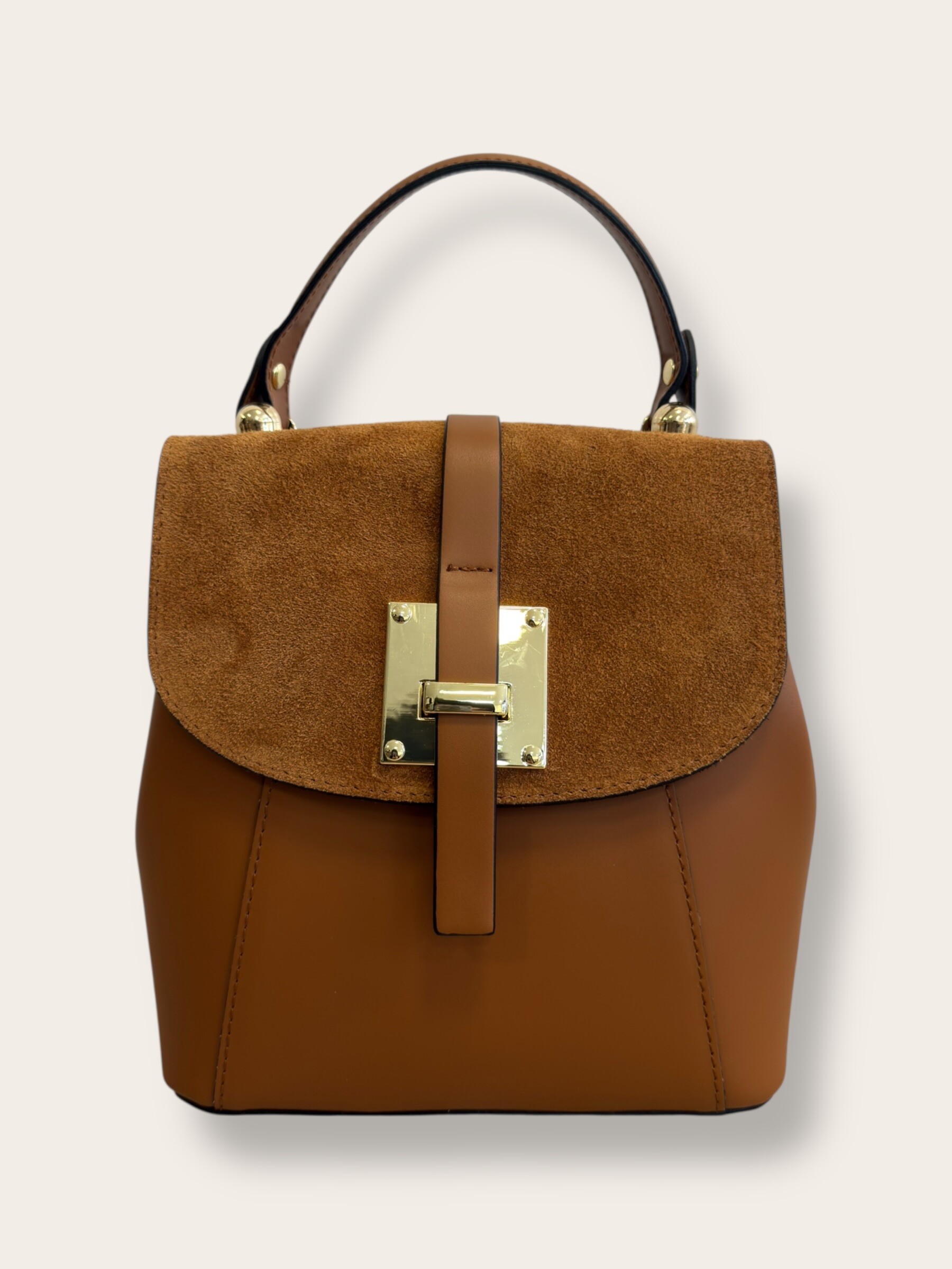 Grossista CUOIO & CHIC - 3162 Zaino Elegante Con Patta Cognac