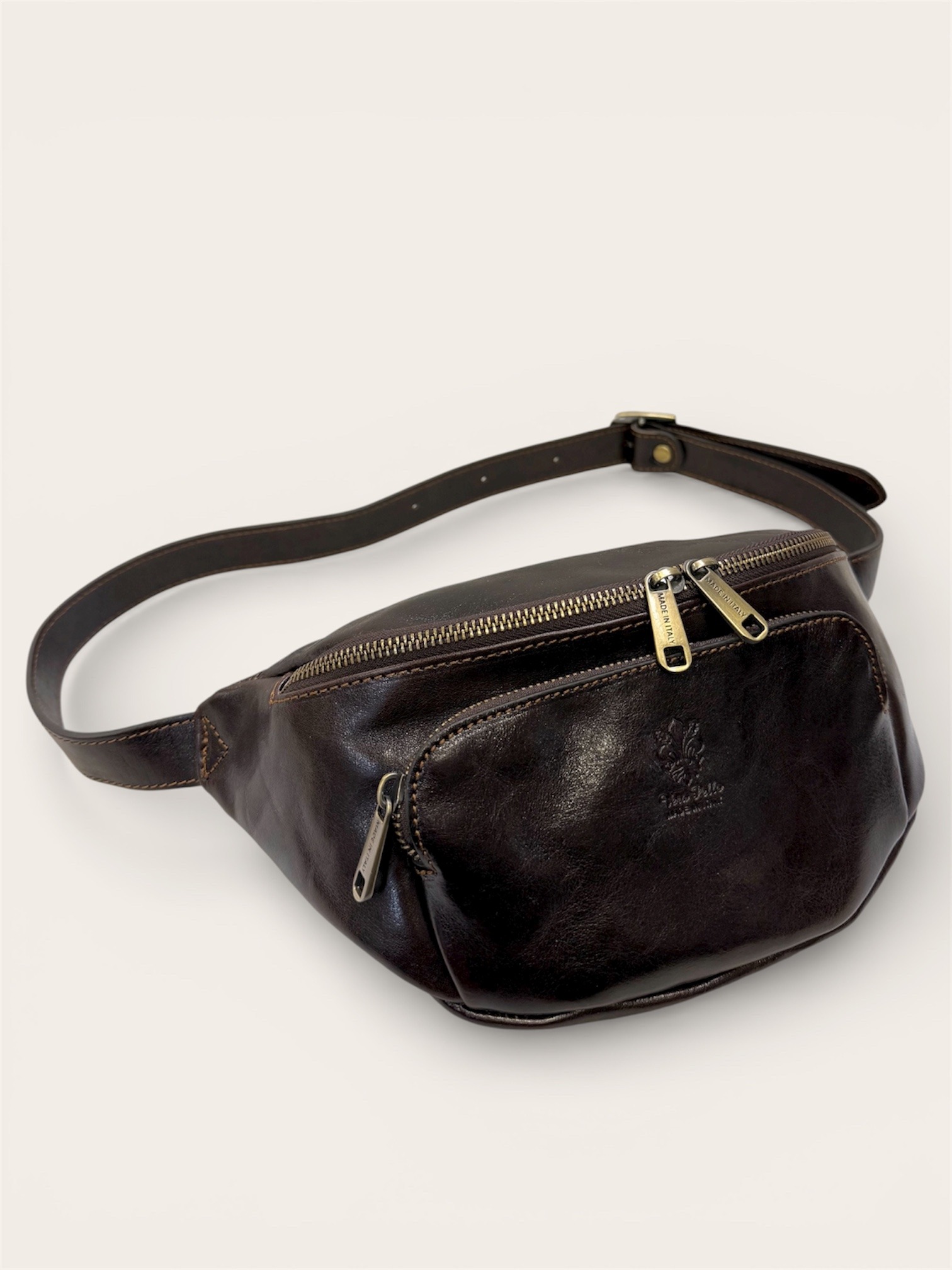 Grossiste CUOIO & CHIC - Sac banane en cuir de vachette tamponné