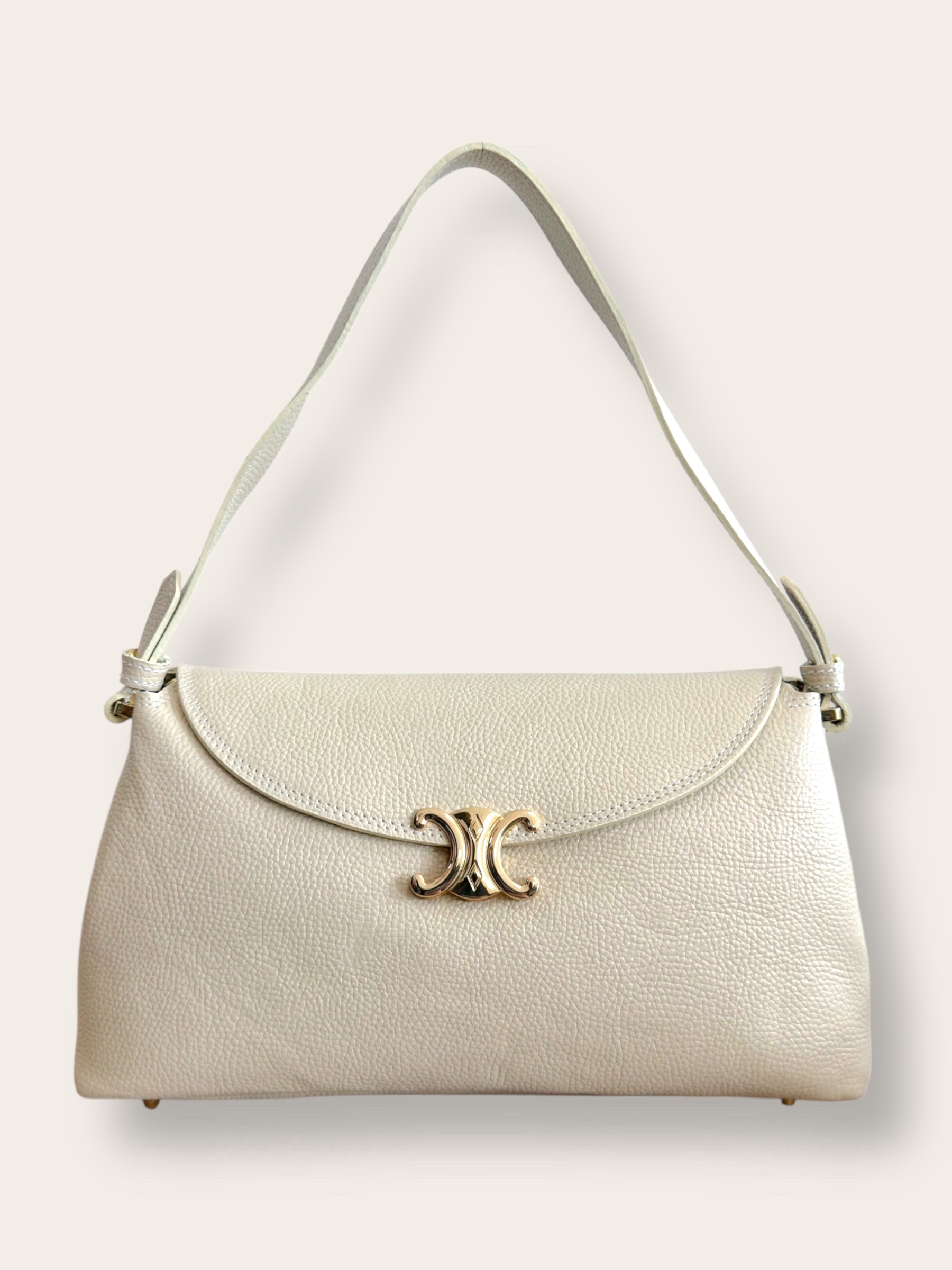 Grossista CUOIO & CHIC - Borsa a spalla con patta pelle martellata