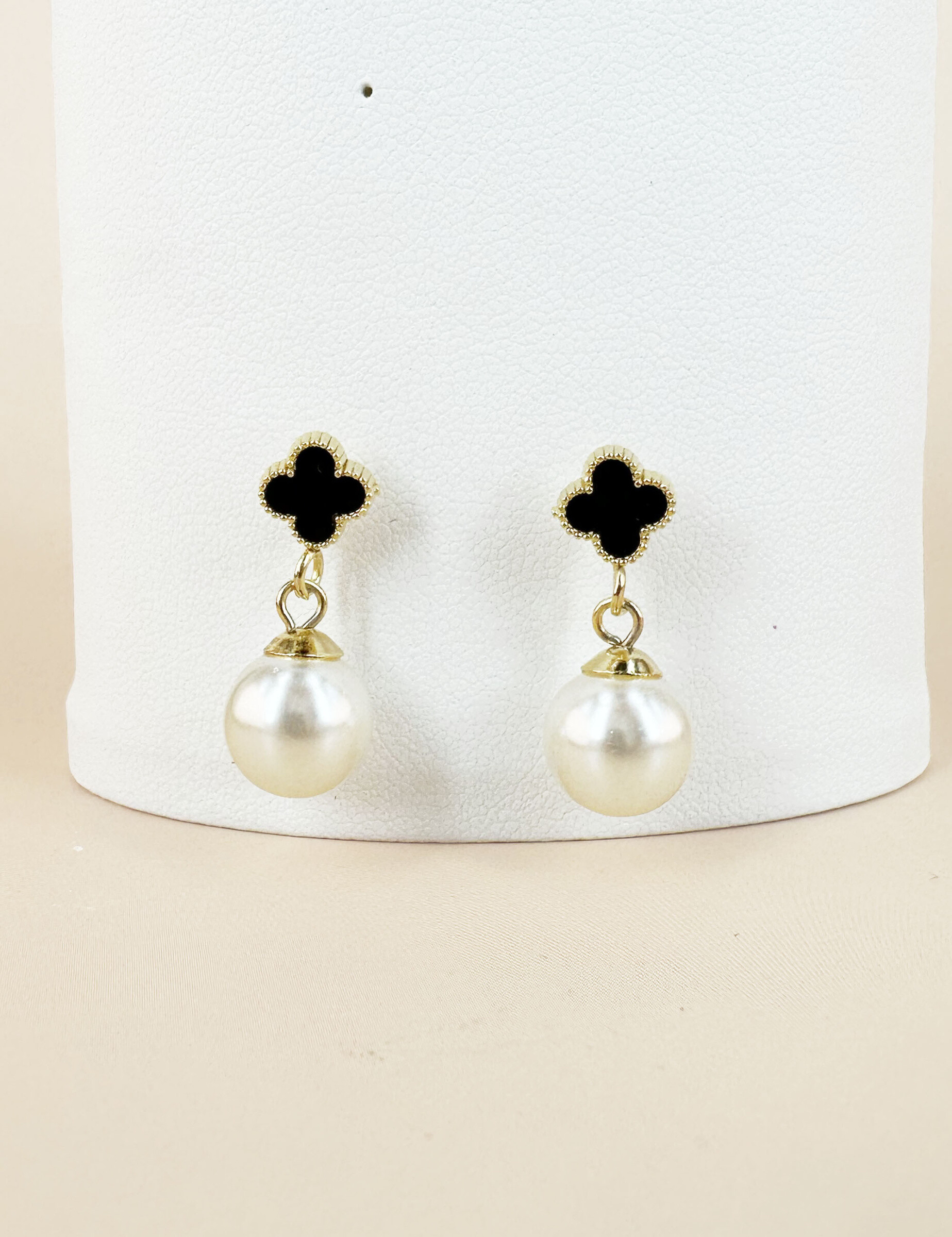 Grossiste D Bijoux - Boucles d'oreilles Fleurs Trèfle avec perle en acier inoxydable