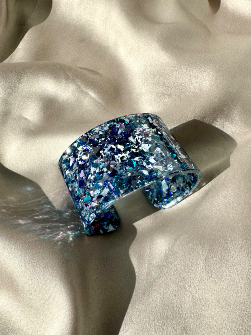 Großhändler D Bijoux - Glitzer-Manschettenarmband aus Kunstharz