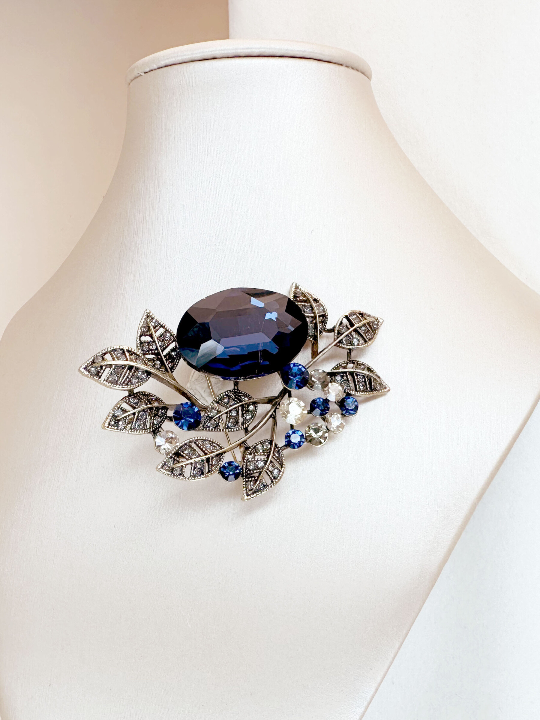 Grossista D Bijoux - Spilla floreale con strass