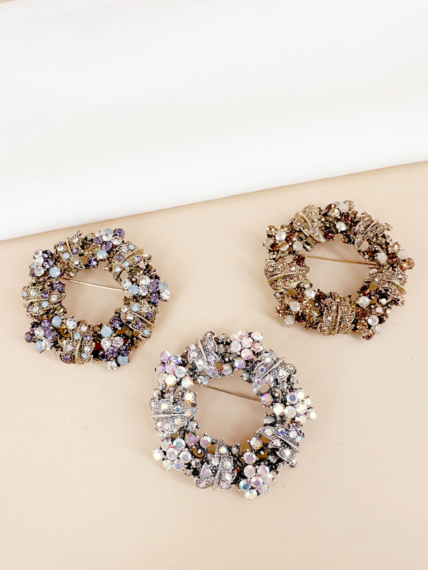 Grossista D Bijoux - Spilla a corona decorata con strass