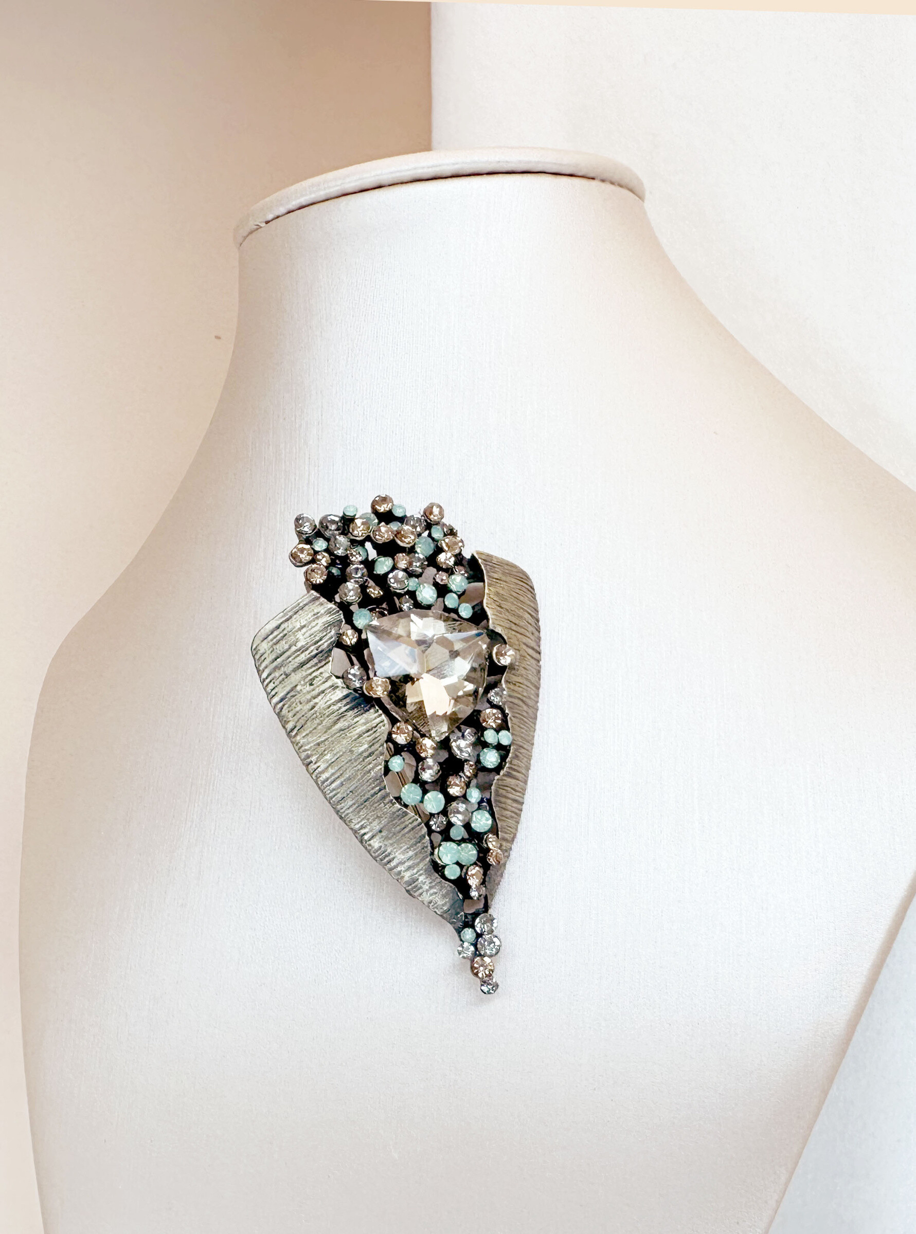 Grossista D Bijoux - Spilla in metallo con strass