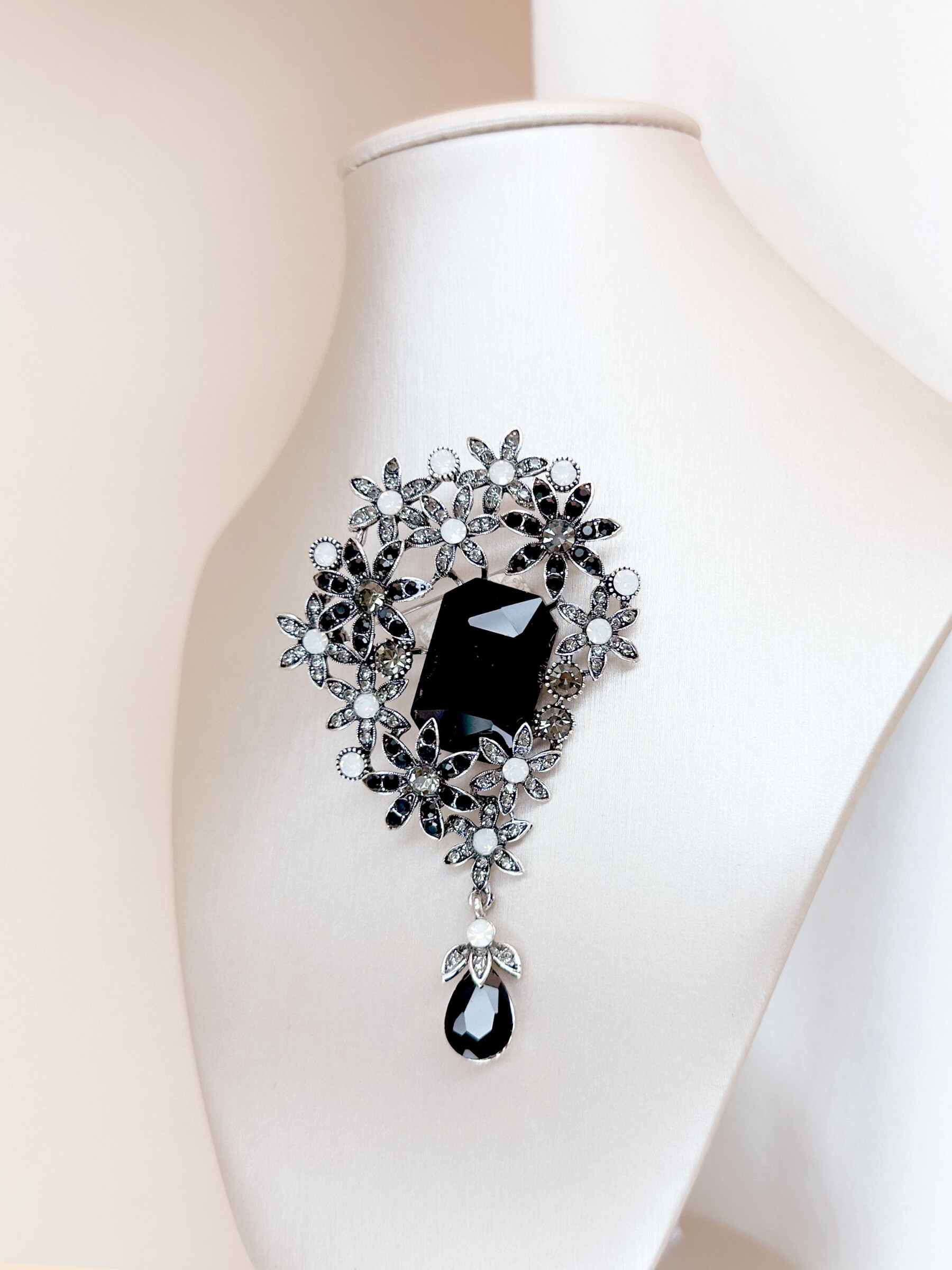 Grossista D Bijoux - Spilla fiore con strass e pendente