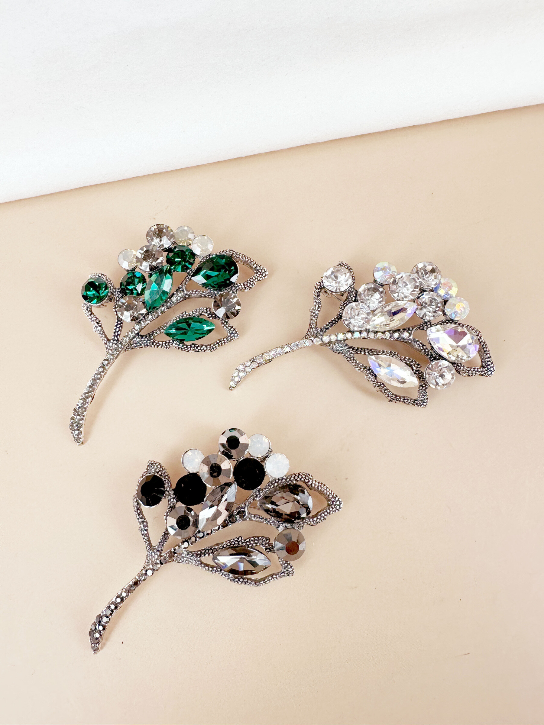 Grossista D Bijoux - Spilla ramo fiore con strass