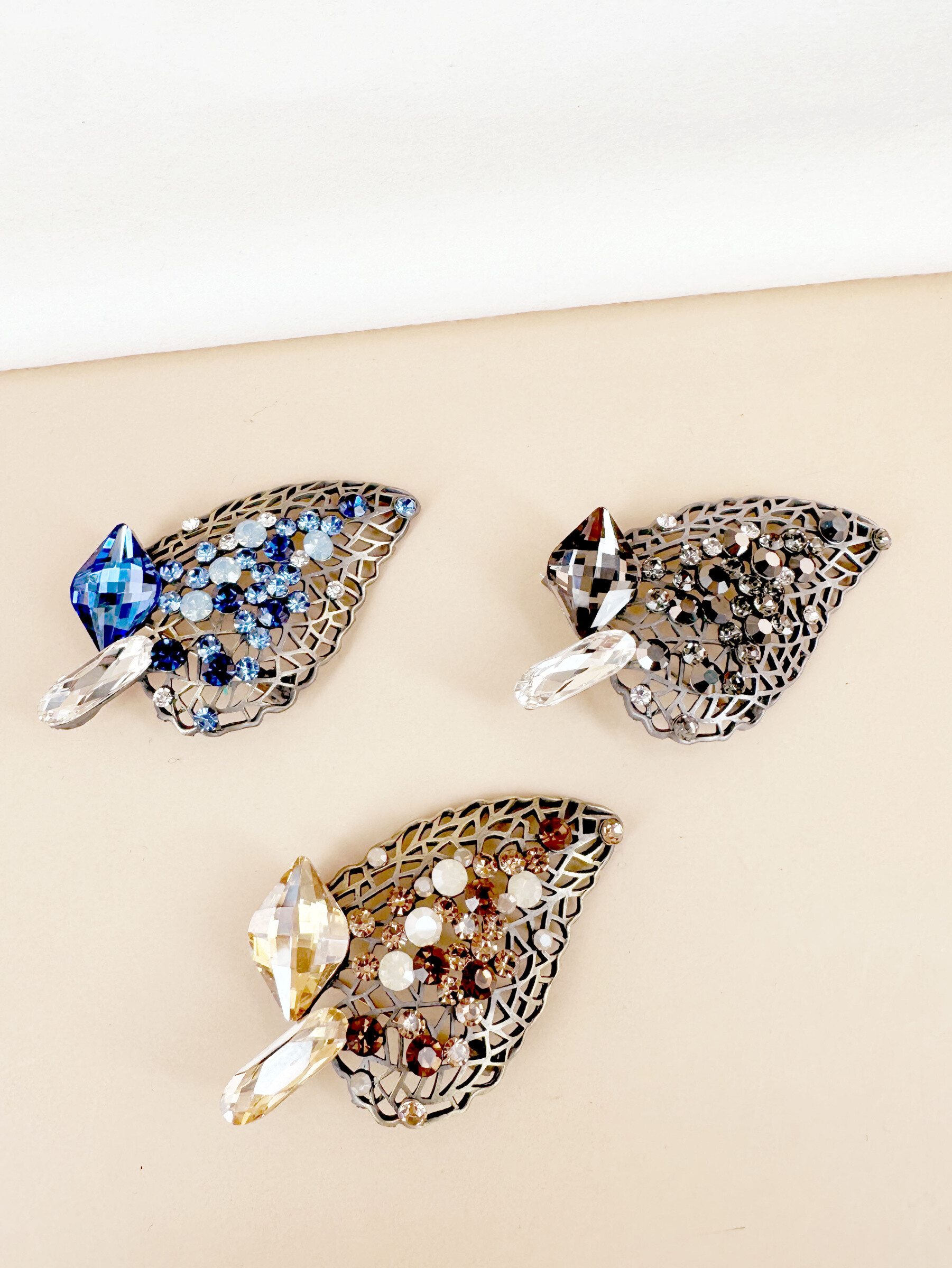 Wholesaler D Bijoux - Leaf brooch with rhinestones