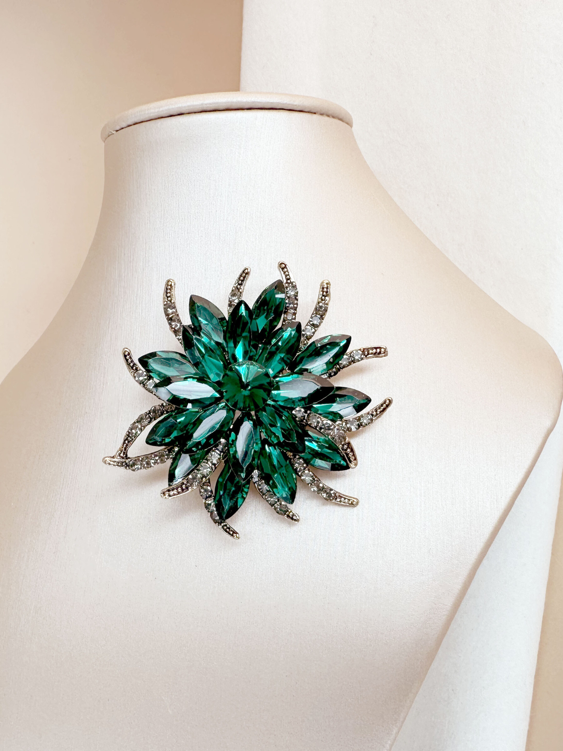 Mayorista D Bijoux - Broche de flor verde con estrás