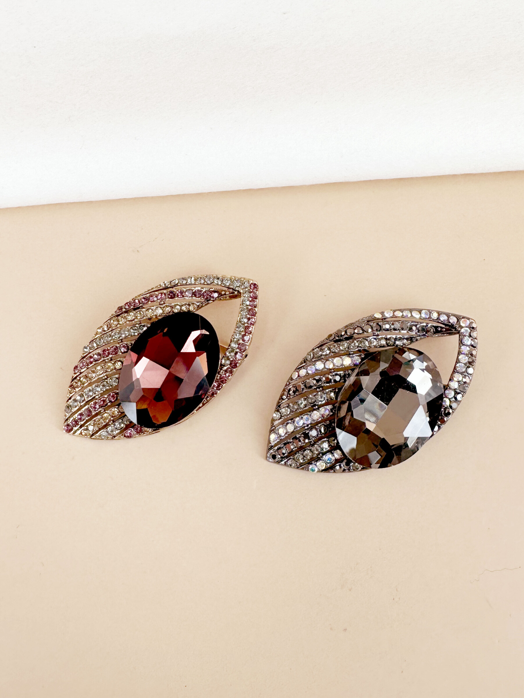 Grossista D Bijoux - Spilla a forma di mandorla con strass