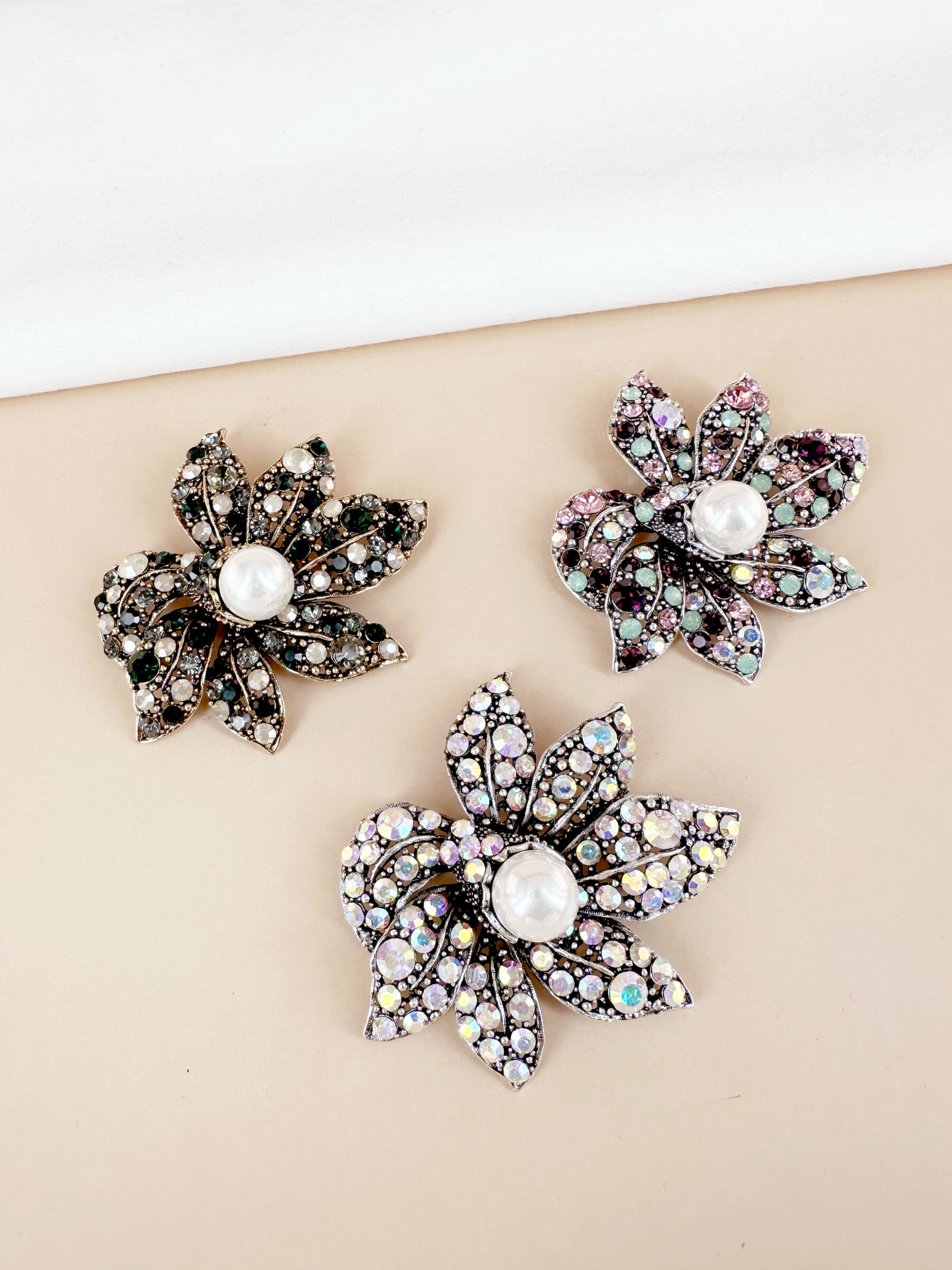 Mayorista D Bijoux - Broche de flor con perla y estrás