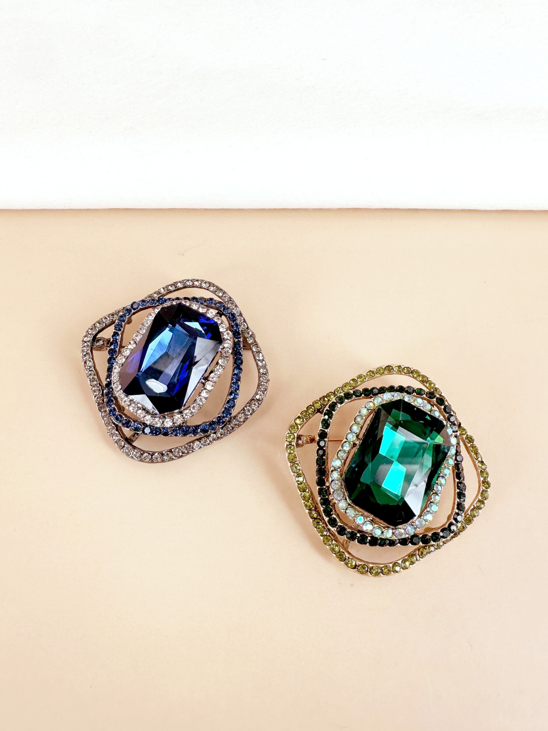 Mayorista D Bijoux - Broche cuadrada con borde de estrás