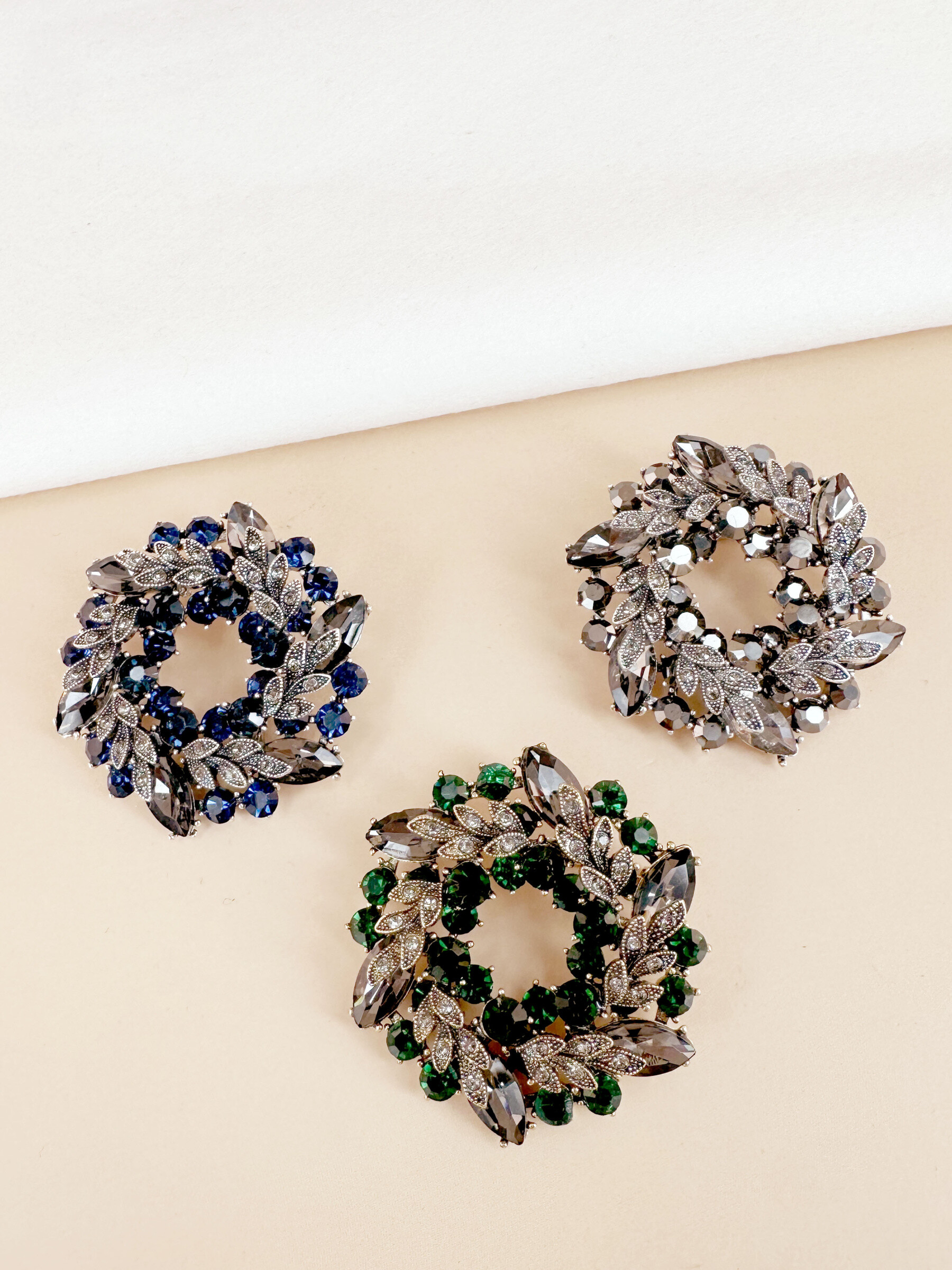 Mayorista D Bijoux - Broche de corona con flor de perlas y estrás