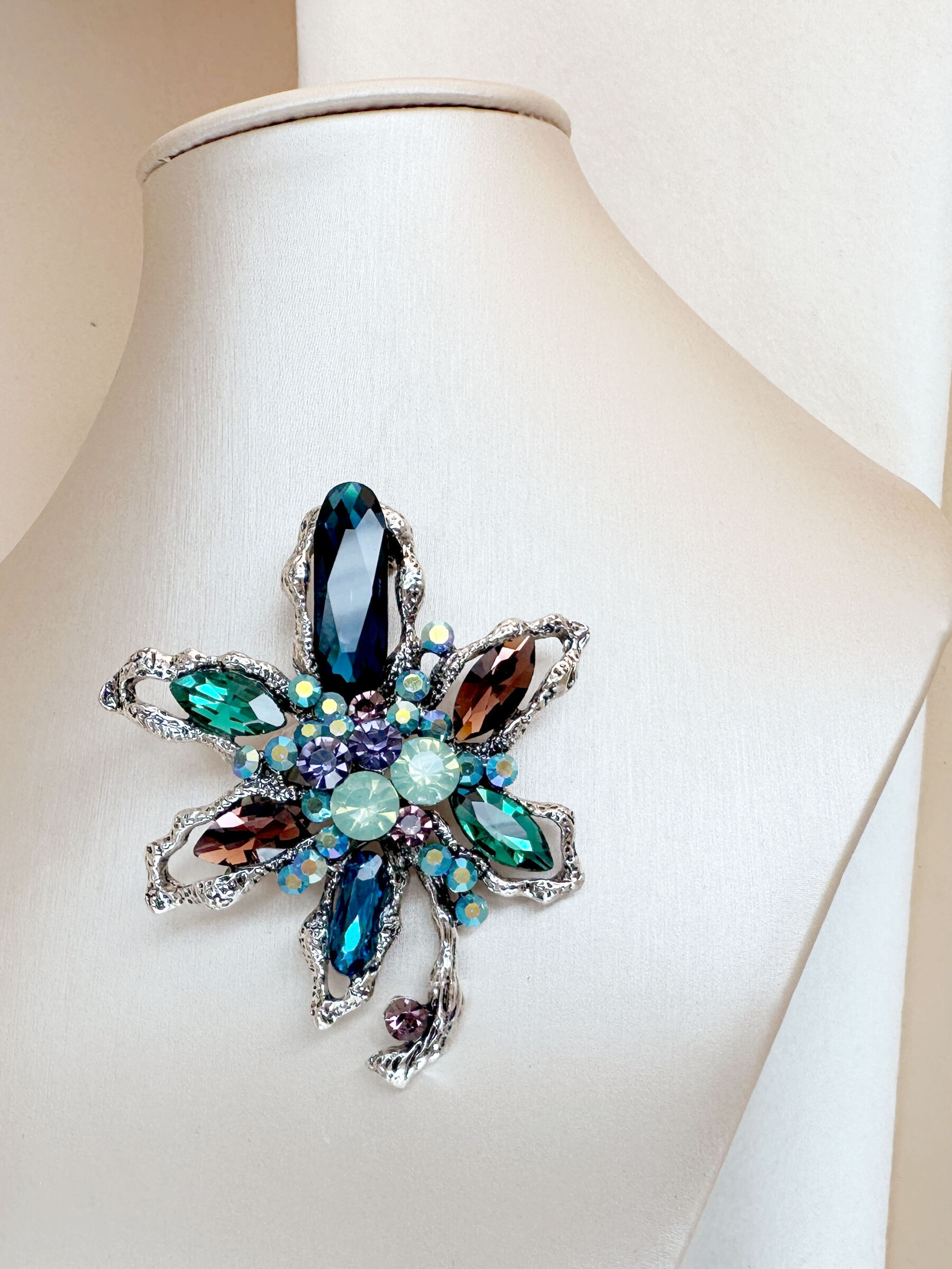 Grossista D Bijoux - Spilla fiore strass