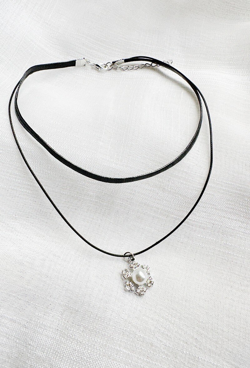 Grossiste D Bijoux - Collier ras de cou pendentif fleur strass et perle