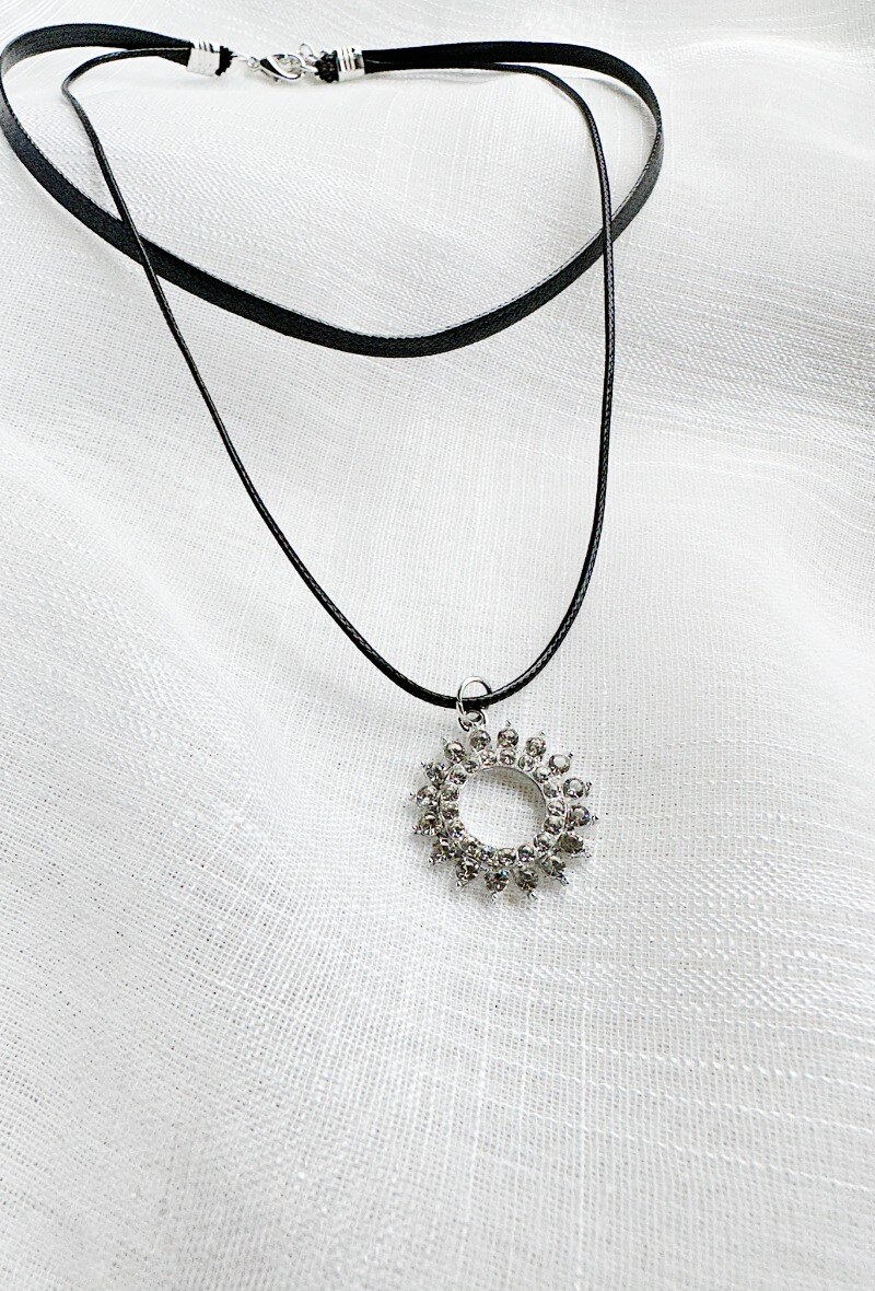 Grossiste D Bijoux - Collier ras de cou pendentif soleil strass