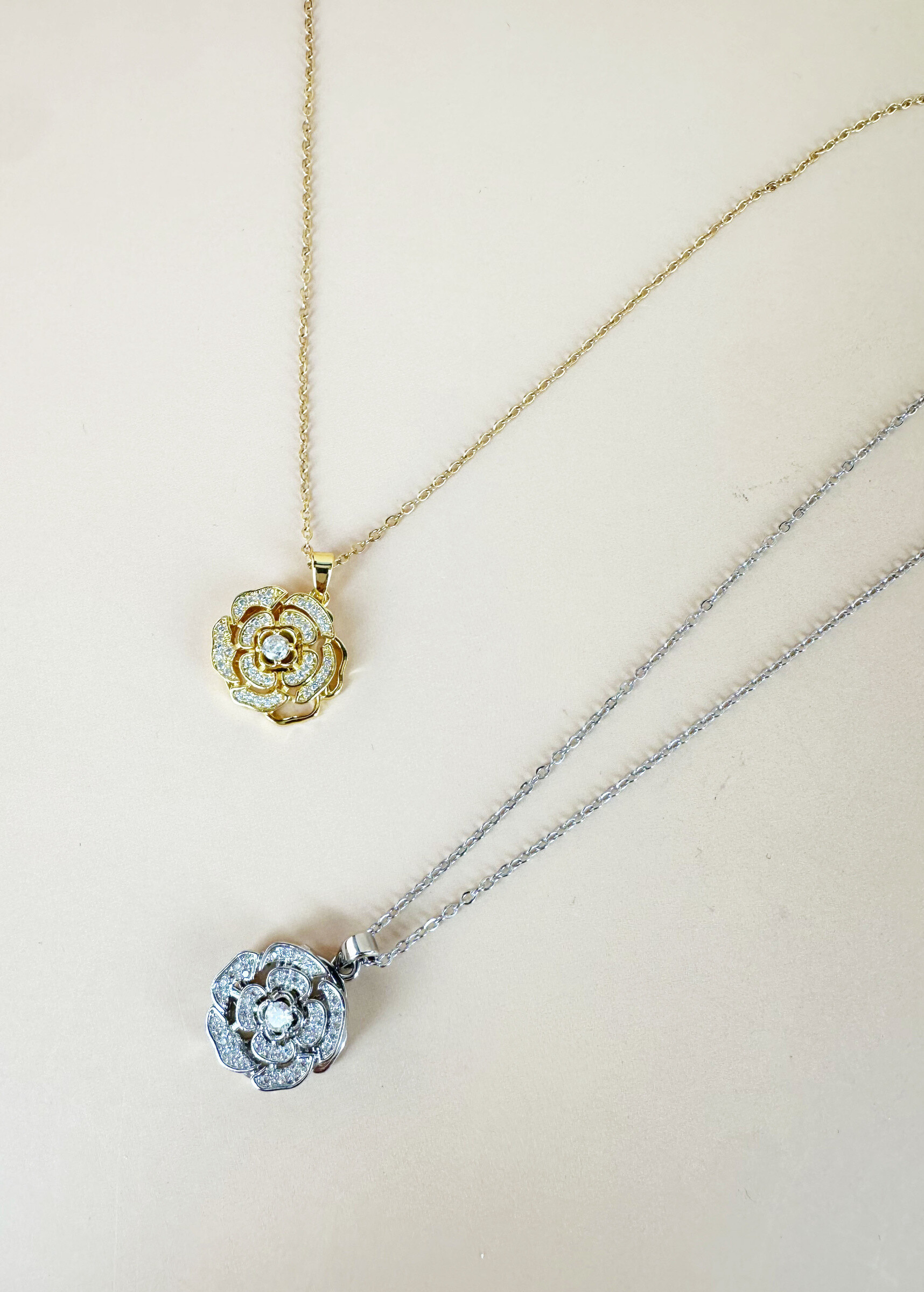 Grossiste D Bijoux - Collier Fleur strass en acier inoxydable