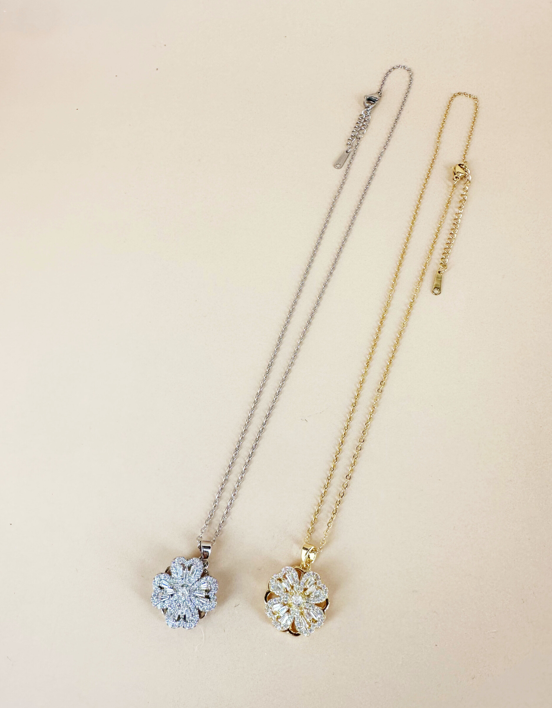 Grossiste D Bijoux - Collier Fleur strass en acier inoxydable