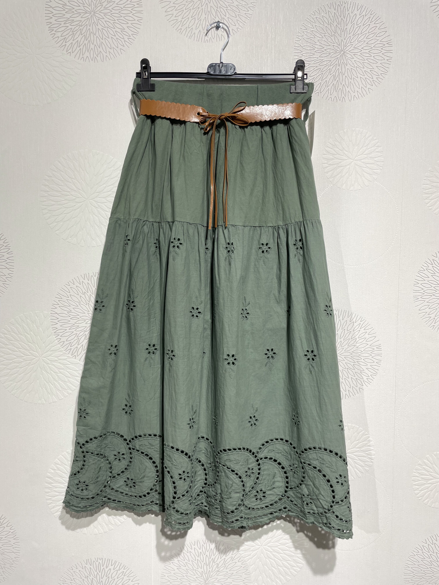 Grossiste D&L CREATION - Jupe unie style bohème avec broderies et ceinture T38 à T46