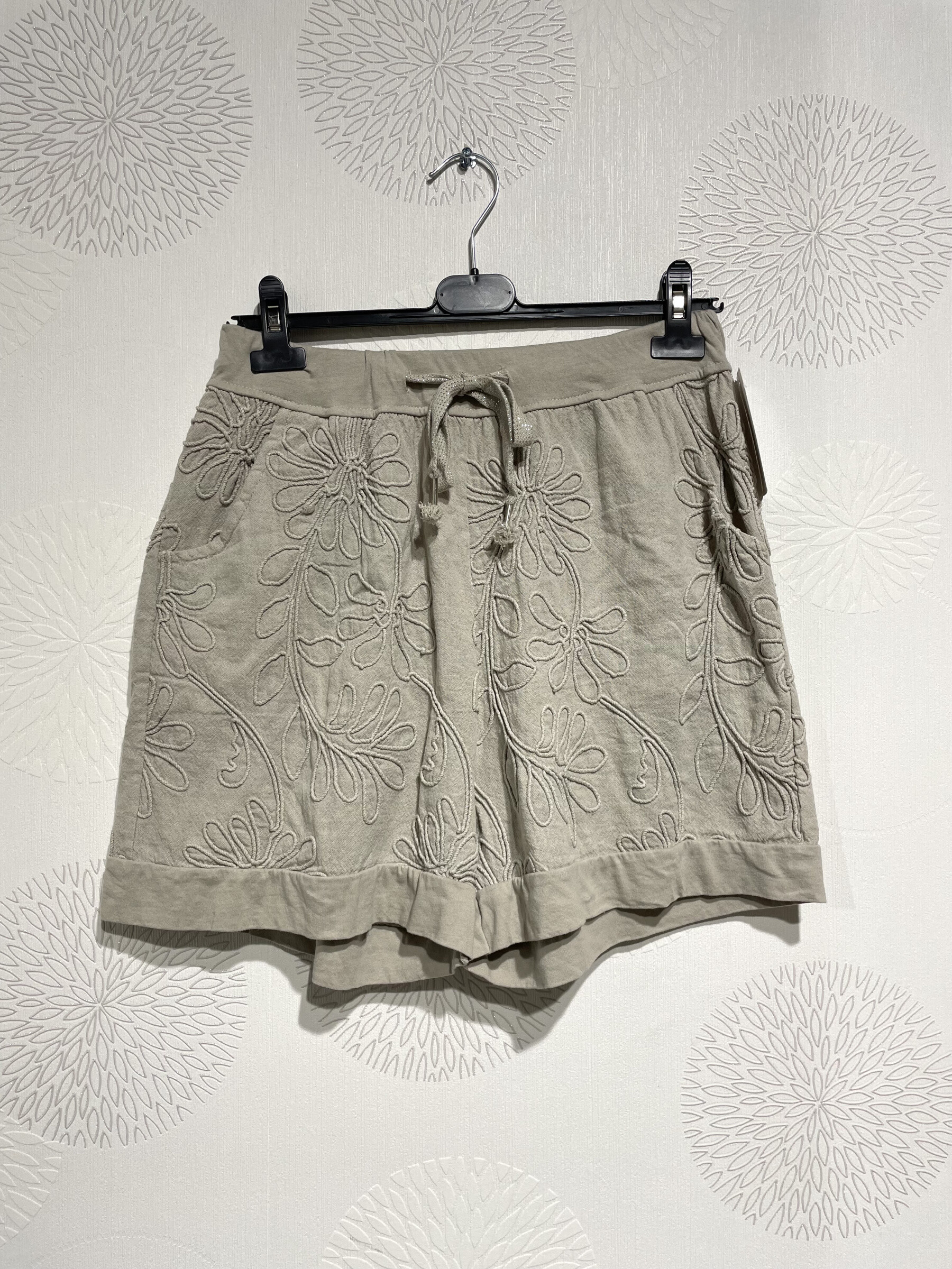 Grossiste D&L CREATION - Short avec broderies fleurs T38 à T44