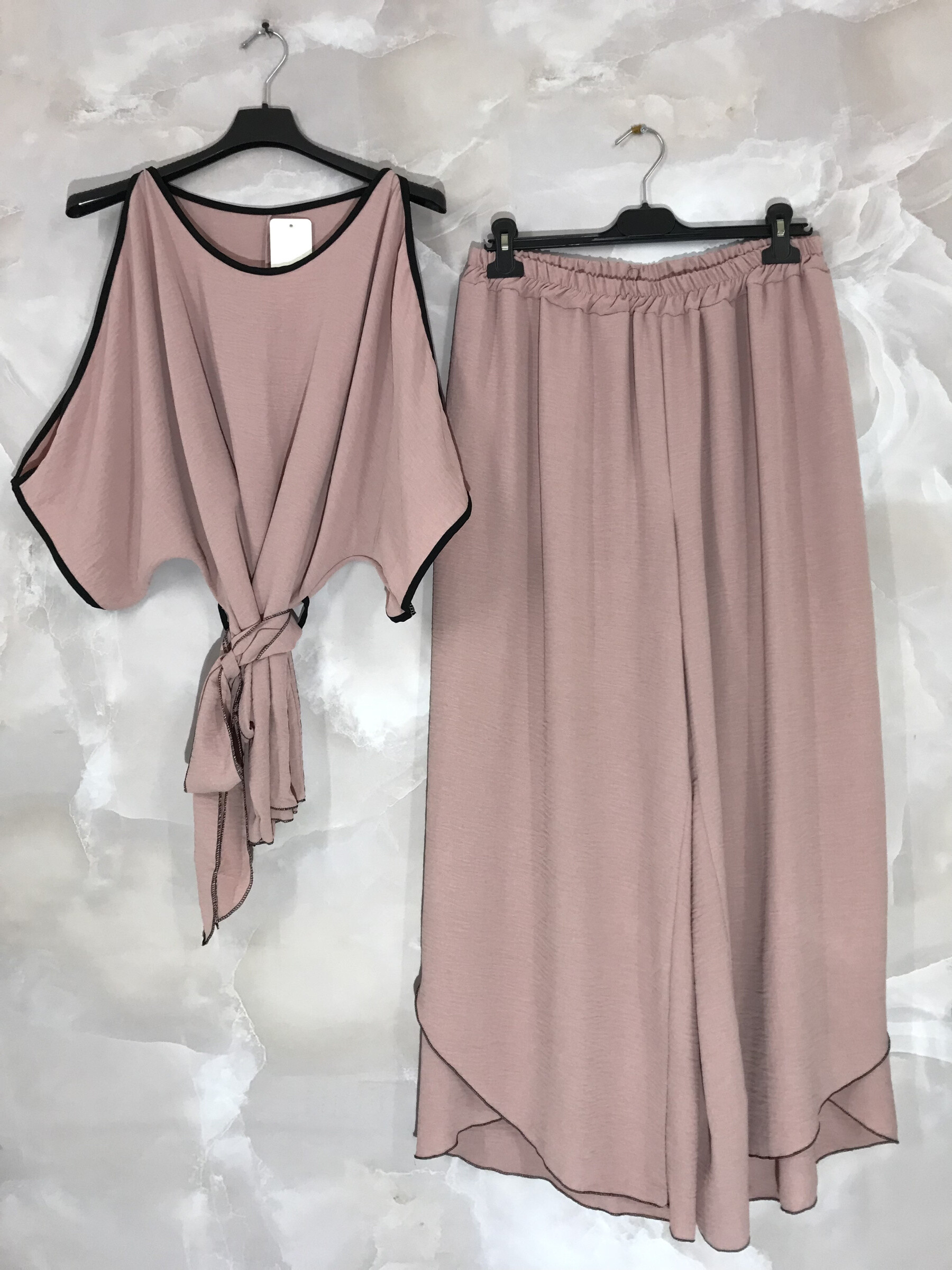 Grossiste D&L CREATION - Ensemble tunique épaules dénudées et pantalon fluide fendu T38 à T52