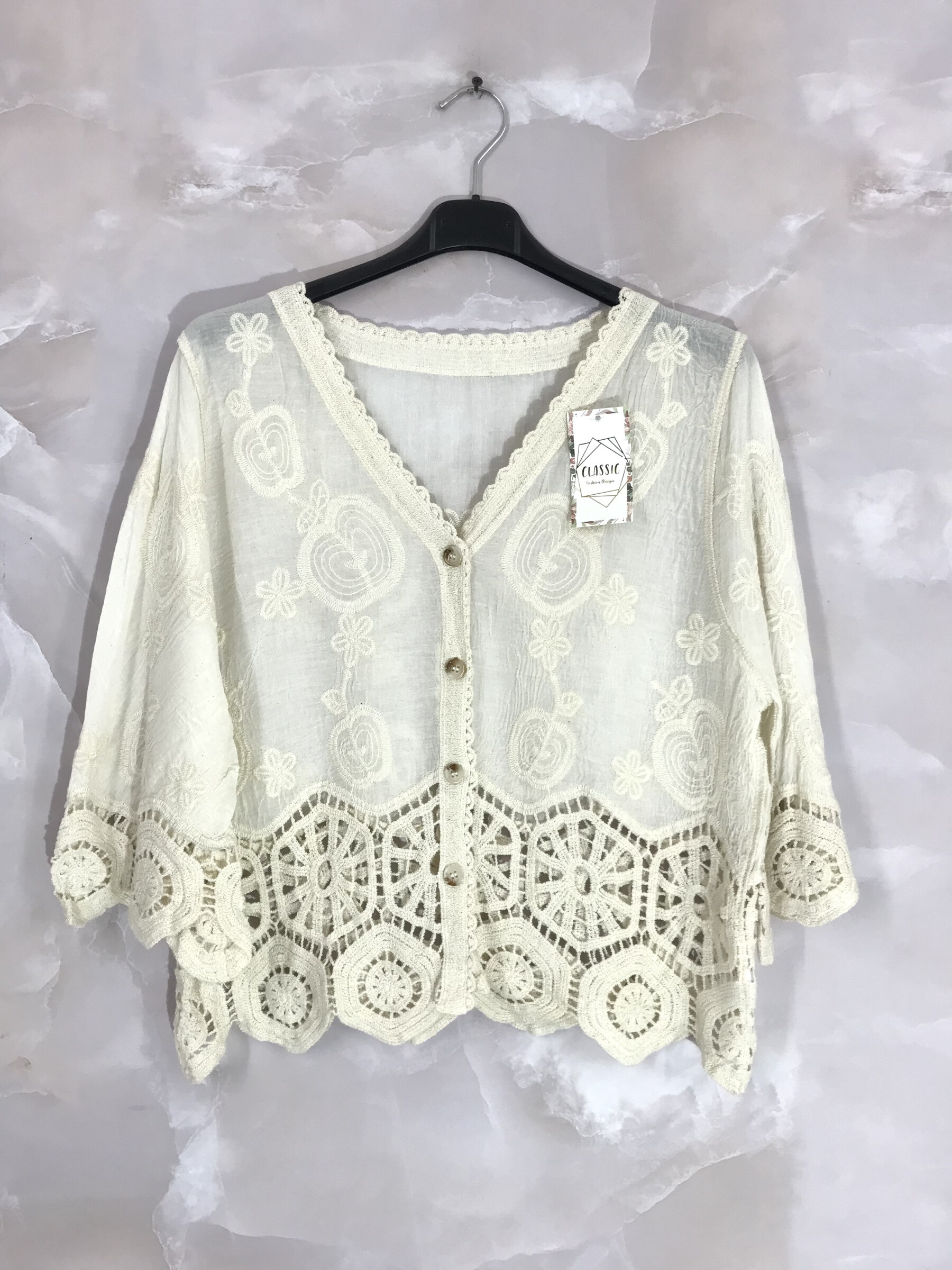 Grossiste D&L CREATION - Gilet court boutonné avec broderie et crochet T38 à T44