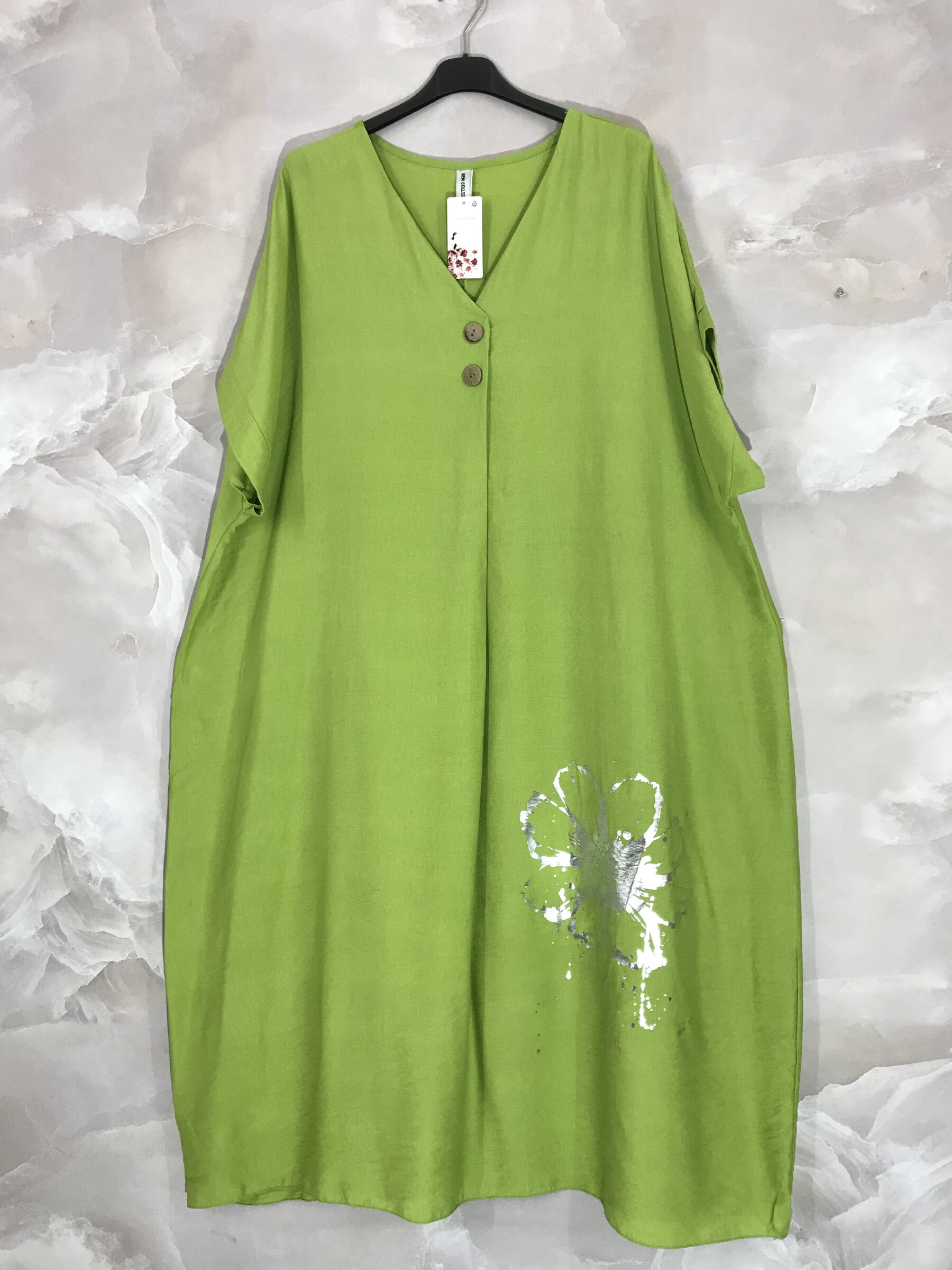 Grossiste D&L CREATION - Robe longue grande taille manches courtes avec fleur argentée