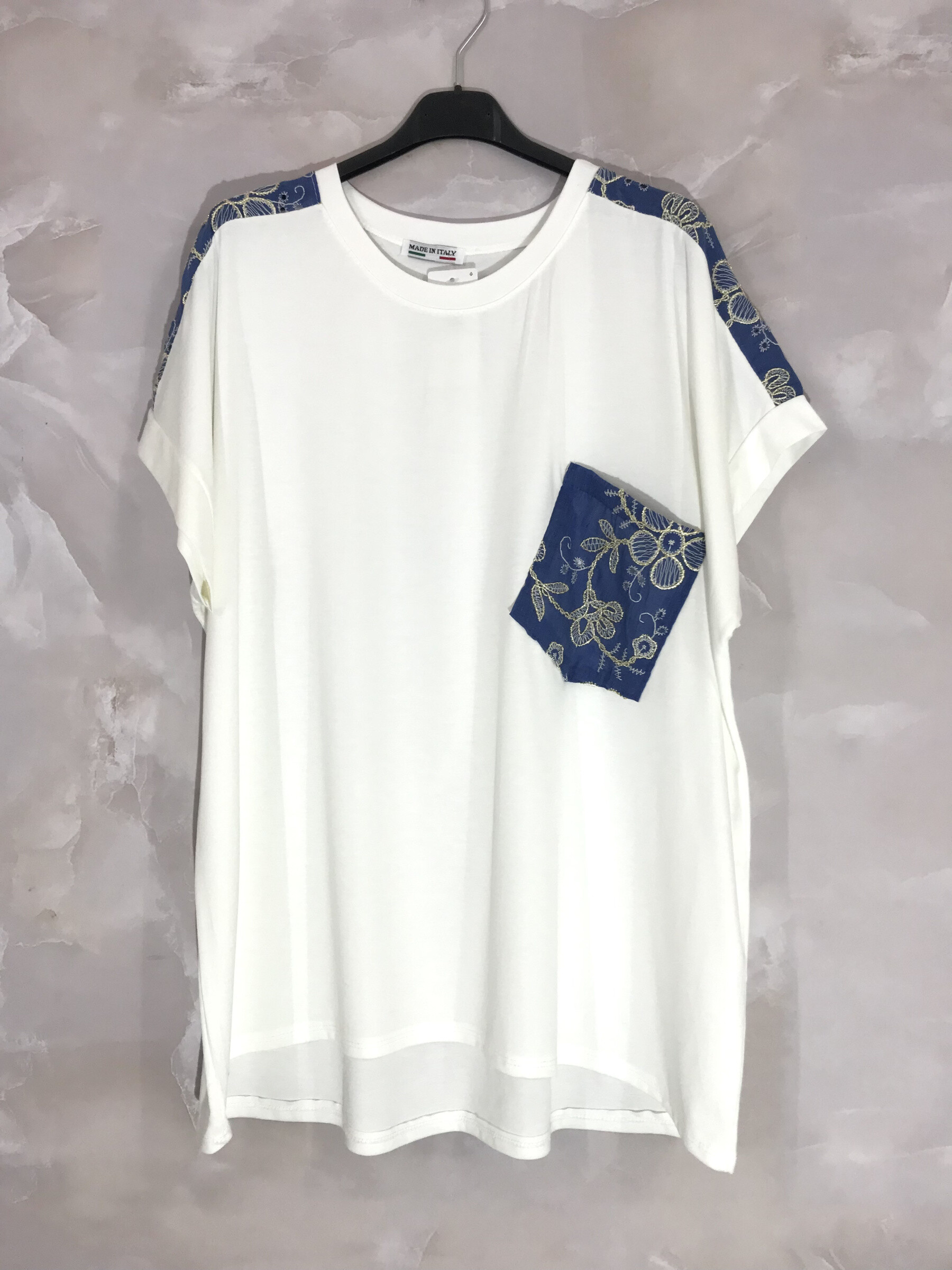 Grossiste D&L CREATION - T-shirt col rond avec motifs en jean sur poche et épaules T38 à T50