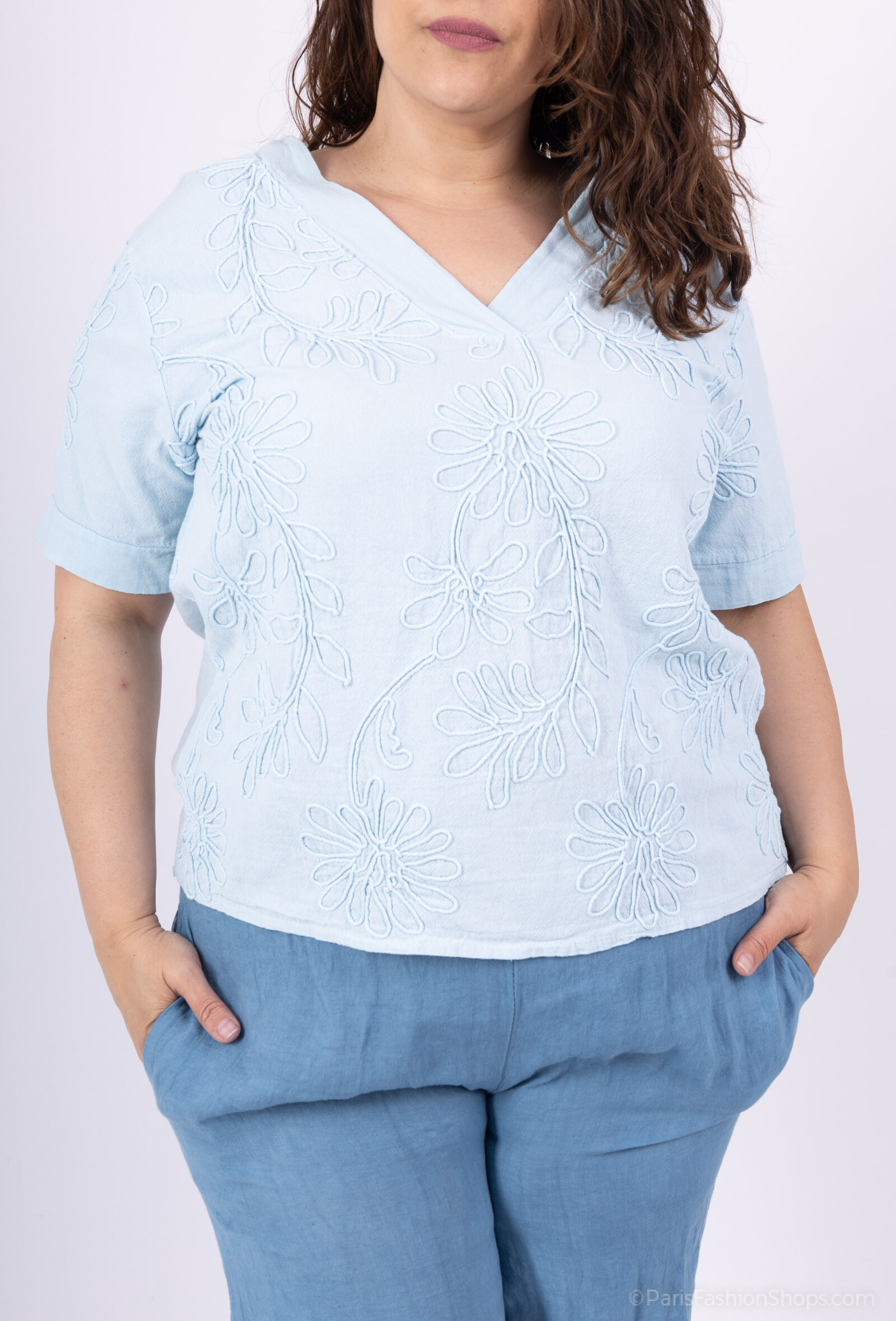 Mayorista D&L CREATION - V -Enceción Top con bordado de flores T40 a T48