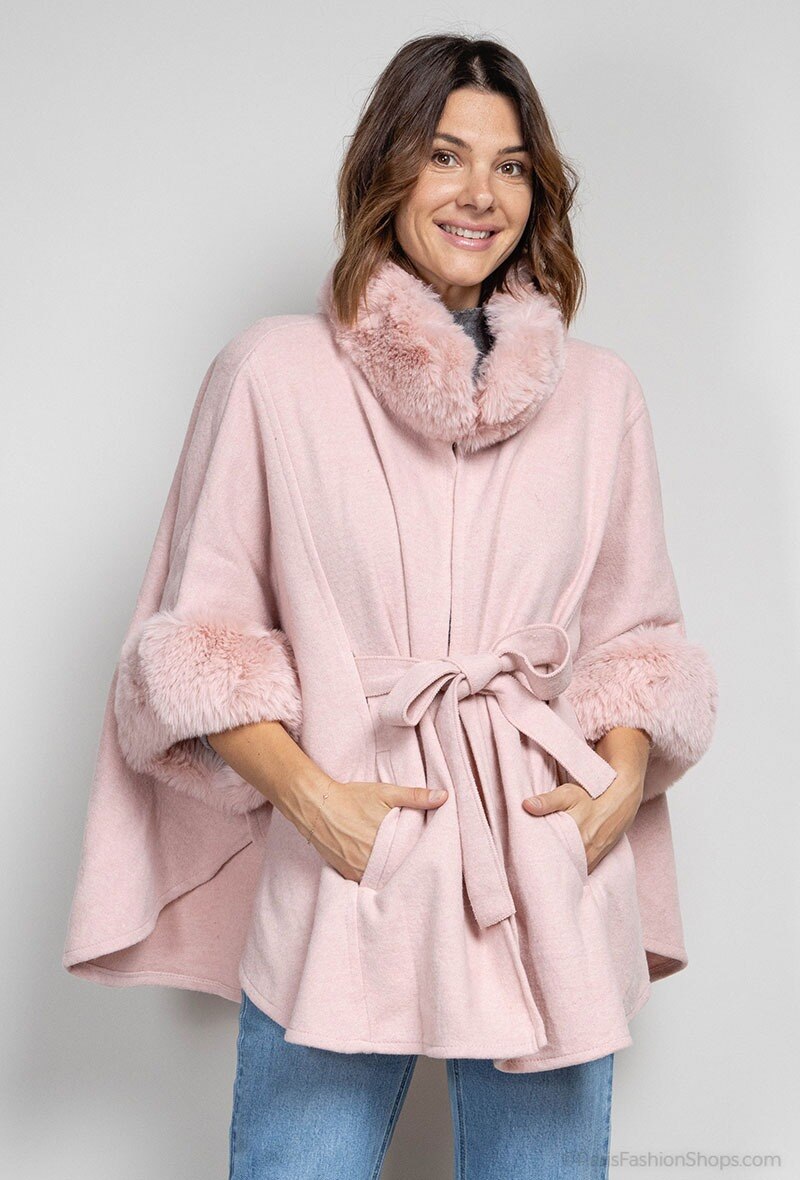 Grossiste Da Fashion - Poncho ouvert avec attache noeud et bord en fausse fourrure