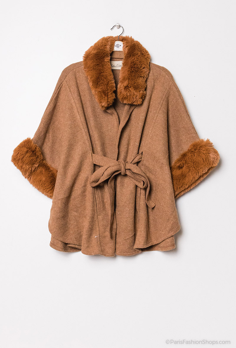 Grossiste Da Fashion - Ponchos/cape ouvert avec attache noeud et bord en fausse fourrure