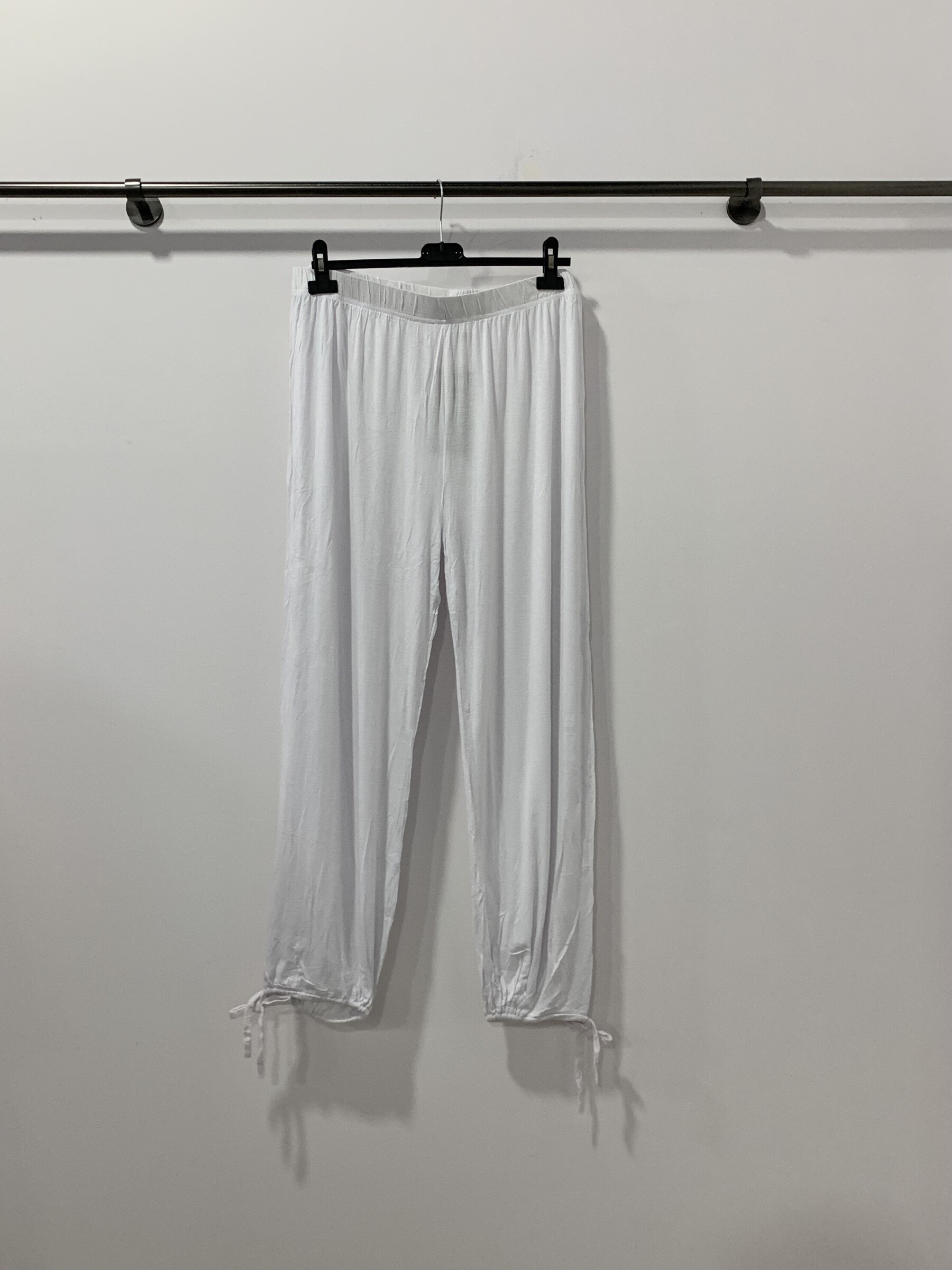 Lace-up pants in soft viscose, ideal for summer, elastic for optimal comfort, perfect for larger sizes. Made in China.