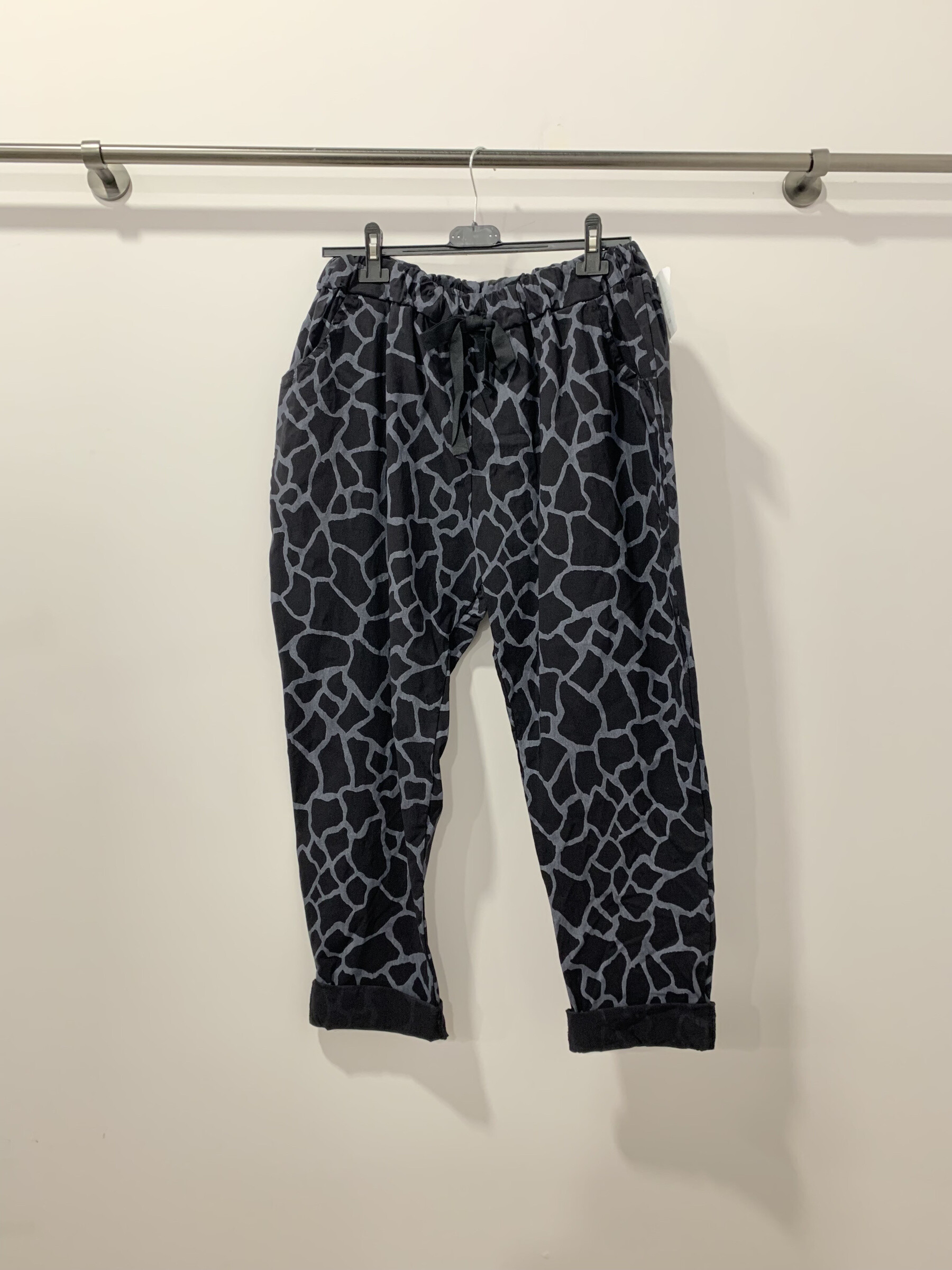 Pants with elasticated waist. 
One size corresponds to 20/22(UK) 50/52(FR). Length: 100cm