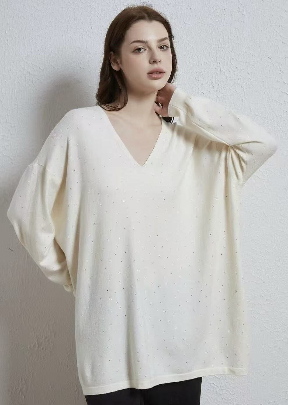 Pull col V orné de strass, parfait pour l'hiver, mélange doux de polyamide, viscose et modal, fait en Chine.