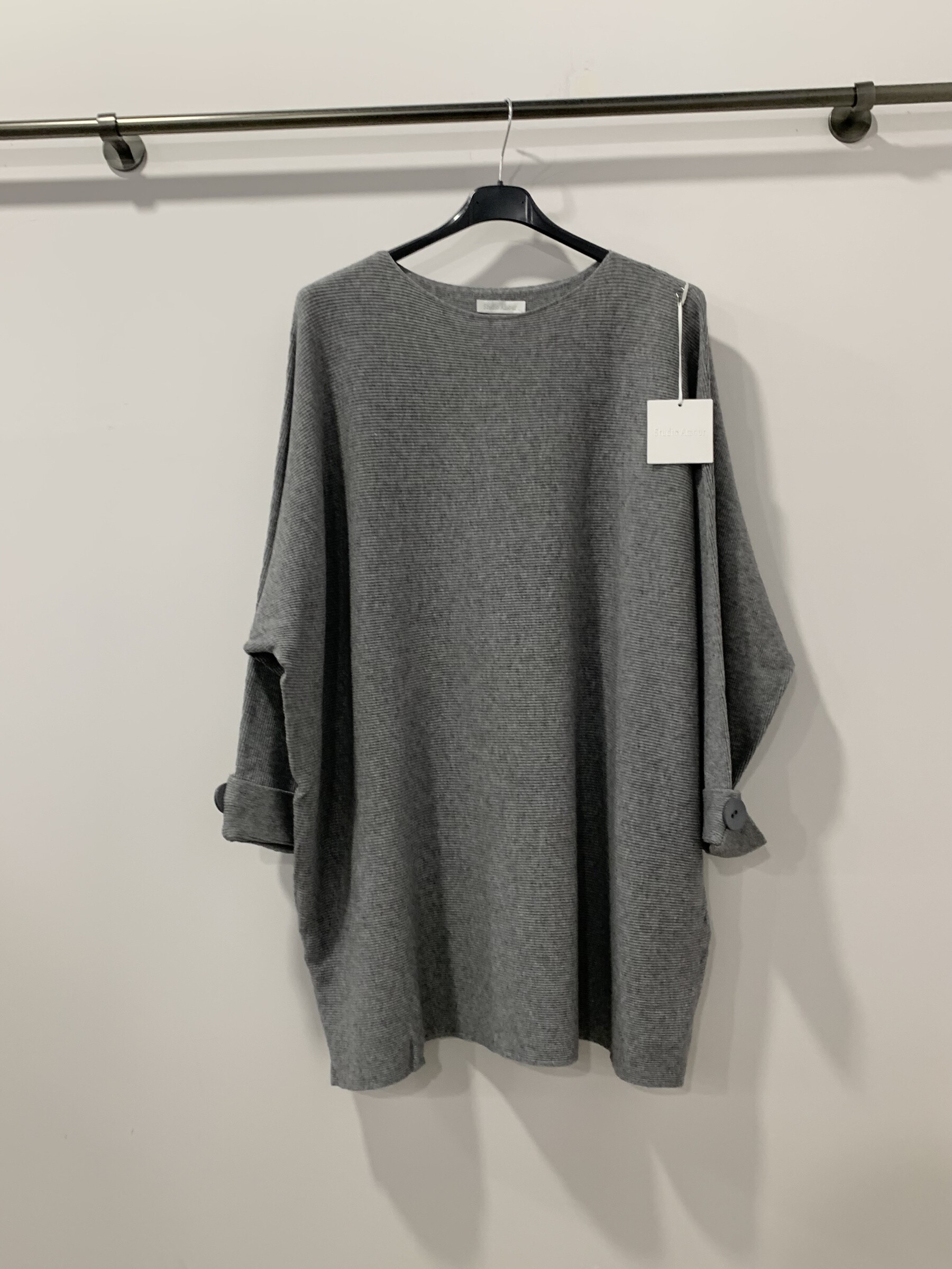 Pull long idéal pour l'automne/hiver, mélange de polyester, polyamide, viscose, modal et élasthanne, fabriqué en Chine. Confort et style garantis.