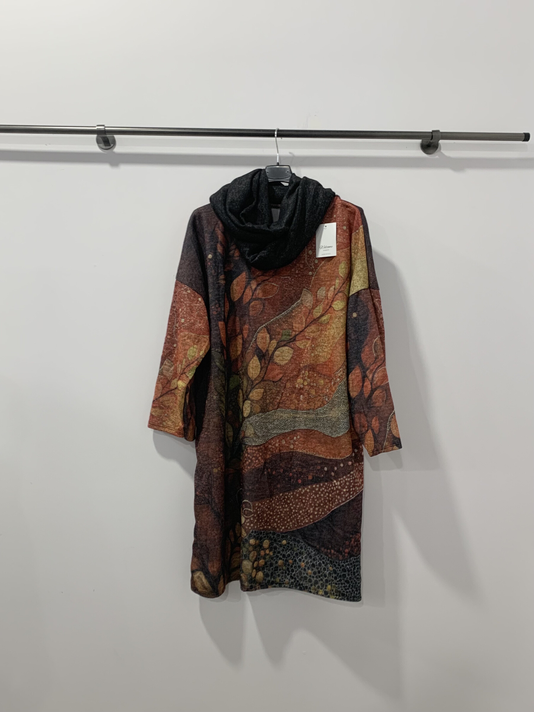 Robe élégante avec tour du cou, parfaite pour l'hiver, fabriquée en Italie. Viscose douce et stretch pour un confort optimal.