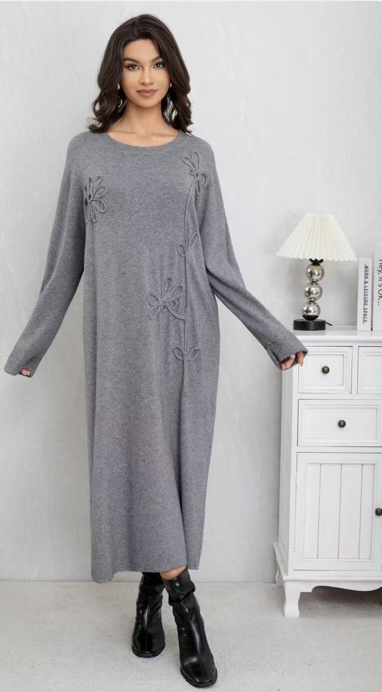 Robe en maille douce, brodée, parfaite pour l'hiver, composée de polyamide, viscose, polyester, modal et élasthanne, fabriquée en Chine. Poitrine 60cm. Longueur 116cm