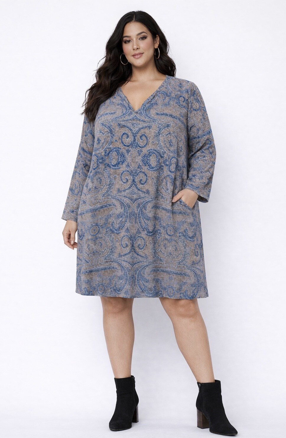 Floral flared dress, plus size, breathable Italian fabric, perfect for spring, 65% viscose, 30% polyester, 5% elastane. Bust 77cm. Hip 95cm. Length 102cm