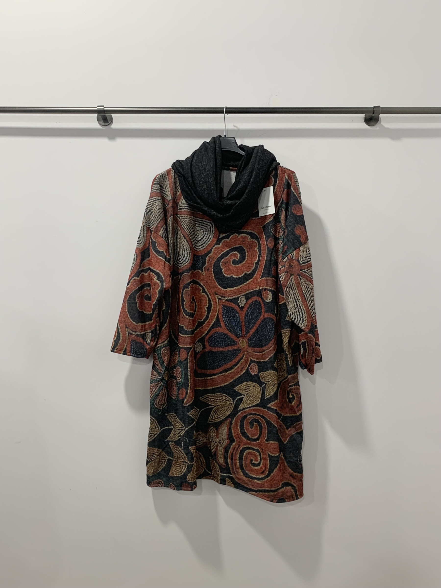 Robe élégante grandes tailles, viscose douce et stretch, parfaite pour l'hiver. Fabriquée en Italie, idéale pour vos soirées festives.