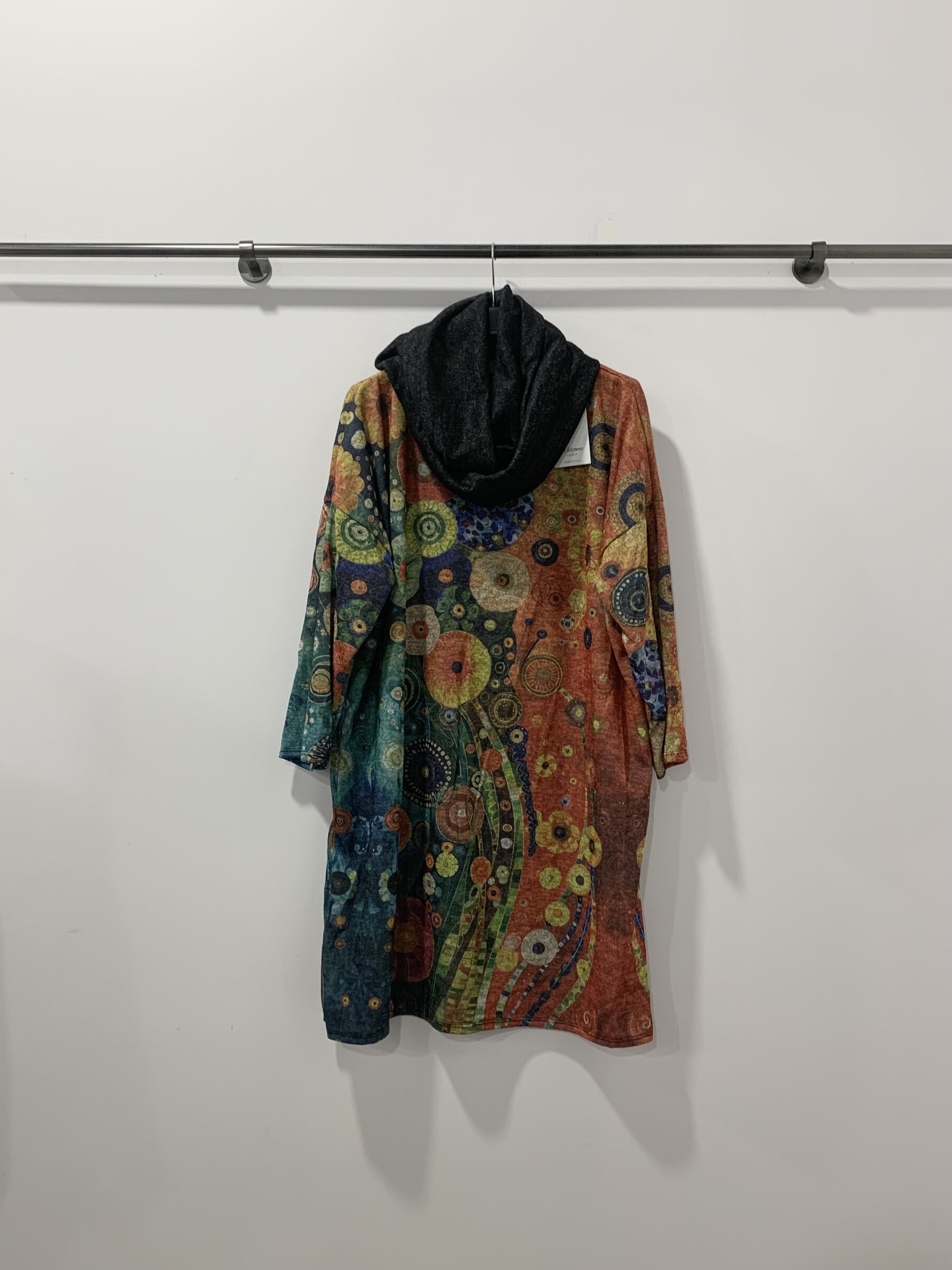 Robe élégante italienne avec tour du cou, idéale pour l'hiver. Fabriquée en viscose douce (75%), polyester (20%), et élasthanne (5%). Parfaite pour soirées festives.