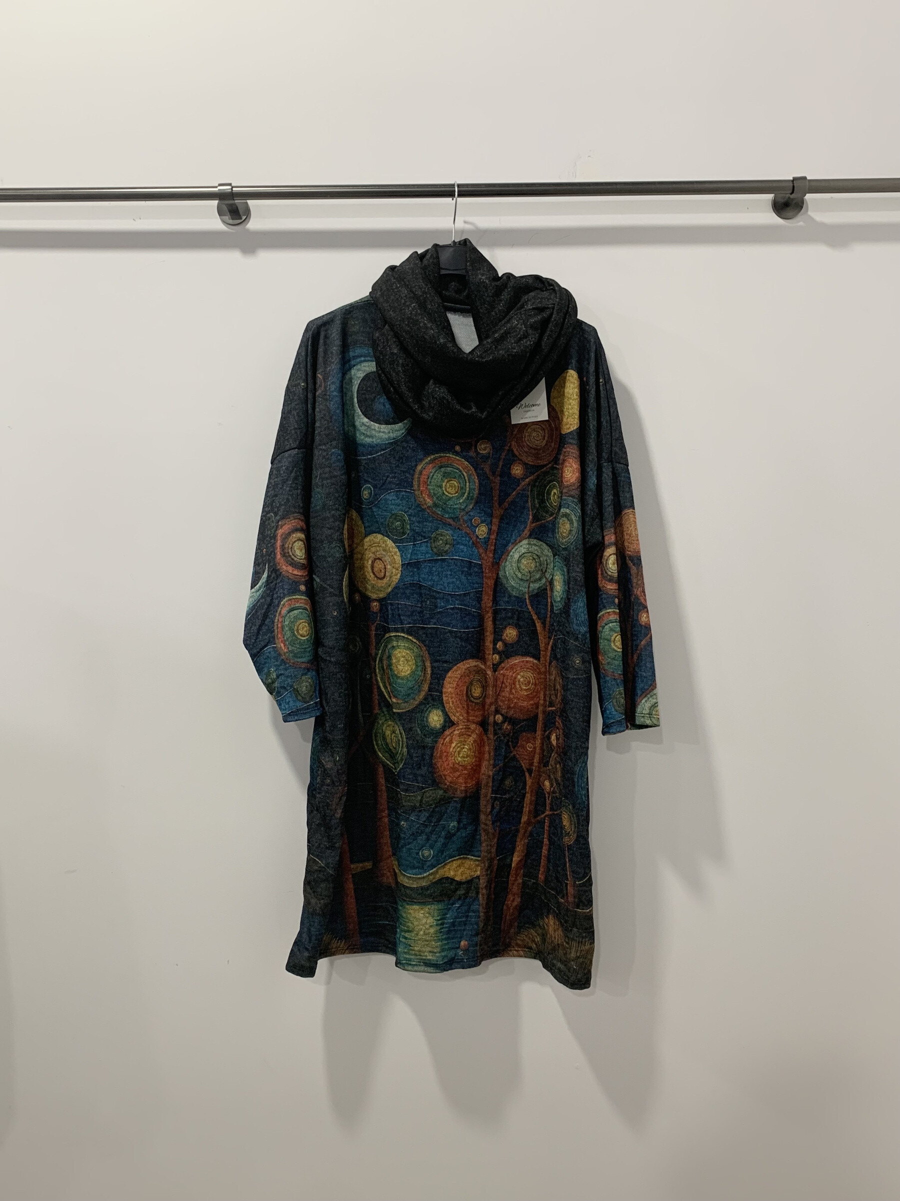 Robe automnale élégante, tour du cou, fabriquée en Italie. Conçue pour un confort ultime avec 75% viscose, 20% polyester, 5% élasthanne. Idéale pour grandes tailles.