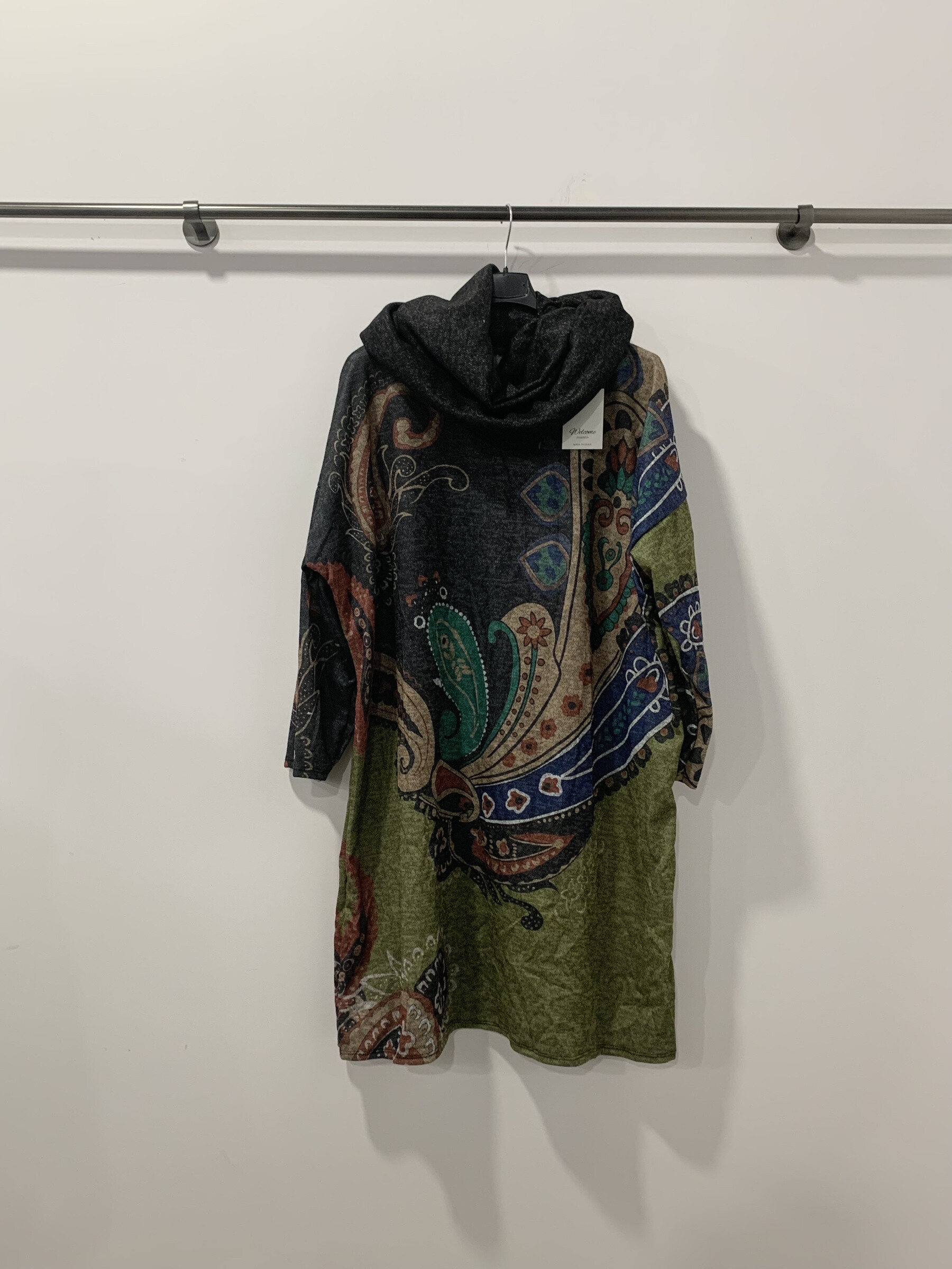 Robe italienne automne/hiver, grandes tailles, viscose et polyester, touche d'élasthanne pour confort optimal. Conçue pour élégance et chaleur.