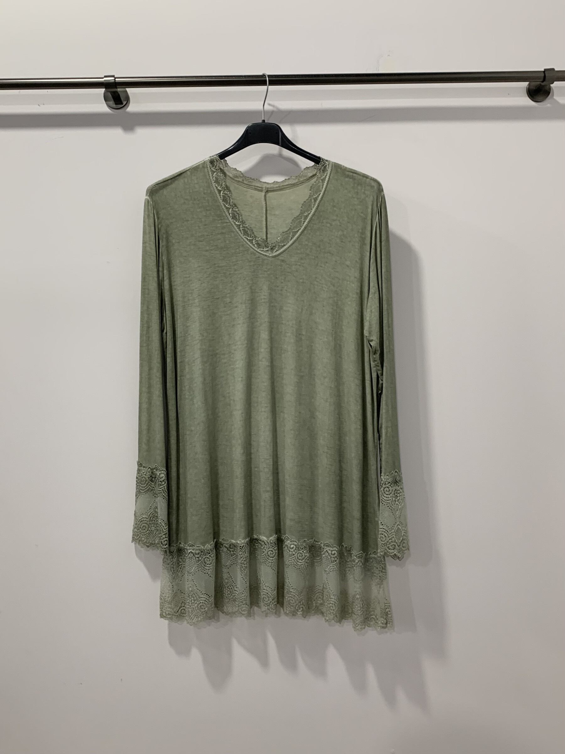 T-shirt col V en viscose, agrémenté de dentelle, parfait pour l'hiver. Fabriqué en Italie, idéal pour les grandes tailles. Collection Automne/Hiver.