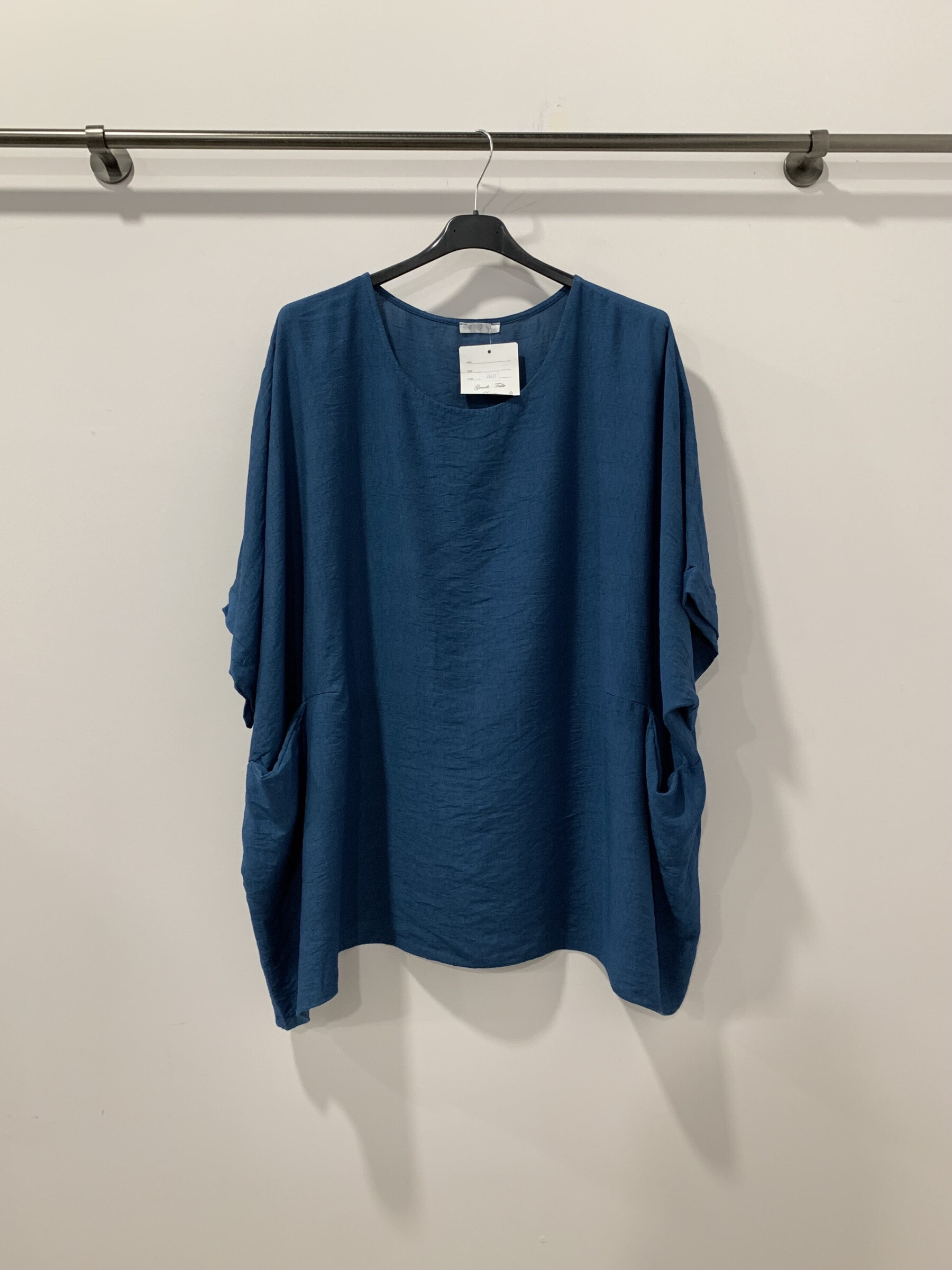 Oversized autumn tunic, made in Italy, in viscose and nylon, ideal for an elegant and comfortable style.