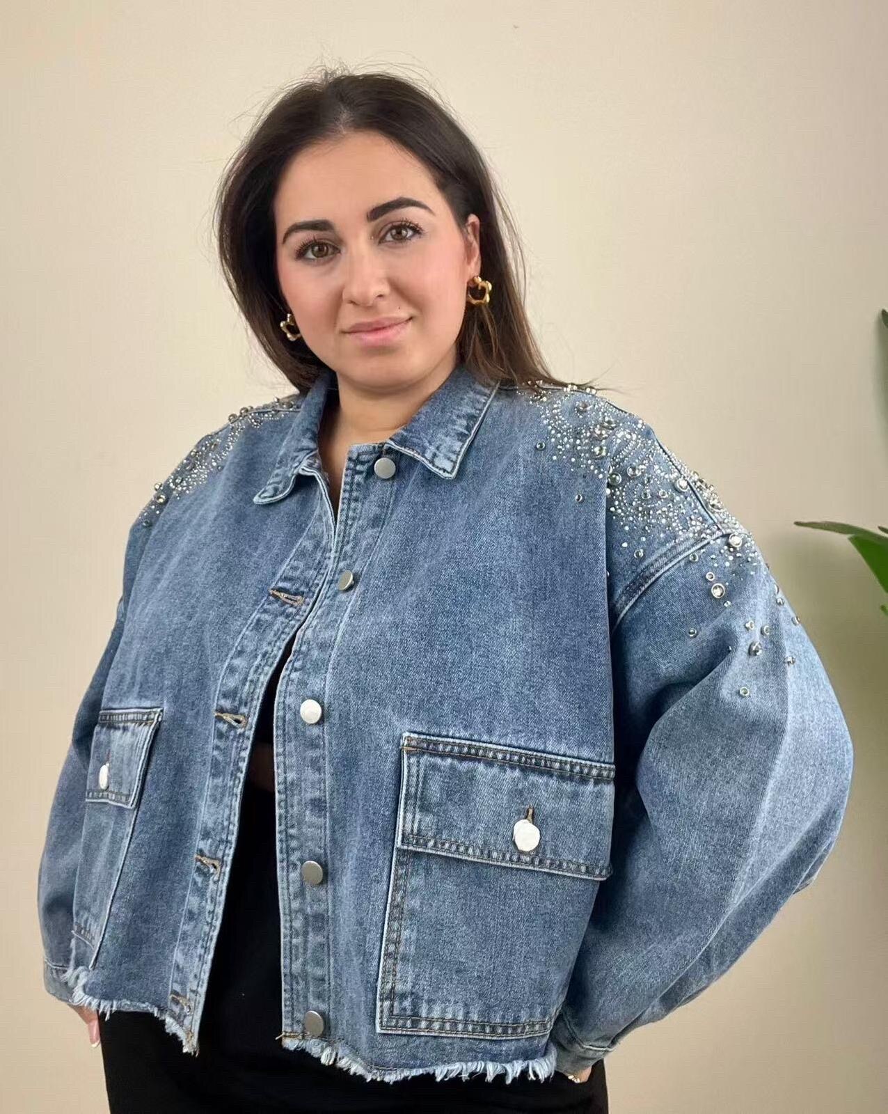 Veste en jean ornée de diamants, perles, 100% coton, idéale pour le printemps. Parfaite pour grandes tailles. Fabriquée en Chine. Poitrine 76cm. Hanche 78cm. Longueur 56cm